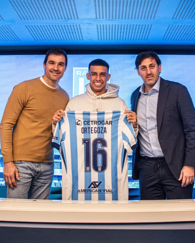 Ulises Ortegoza junto a dos símbolos de la Acadé: Sebastián Saja, manager y Diego Milito, presidente. (Foto: Racing Club).