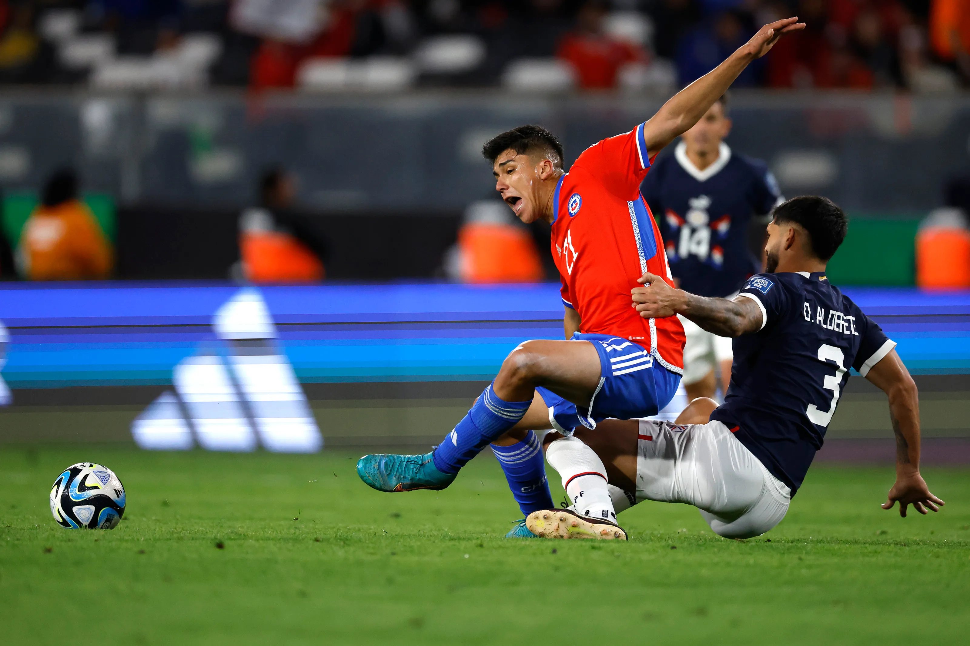 Damián Pizarro enfrenta la marca del paraguayo Omar Alderete. (Andres Pina/Photosport).