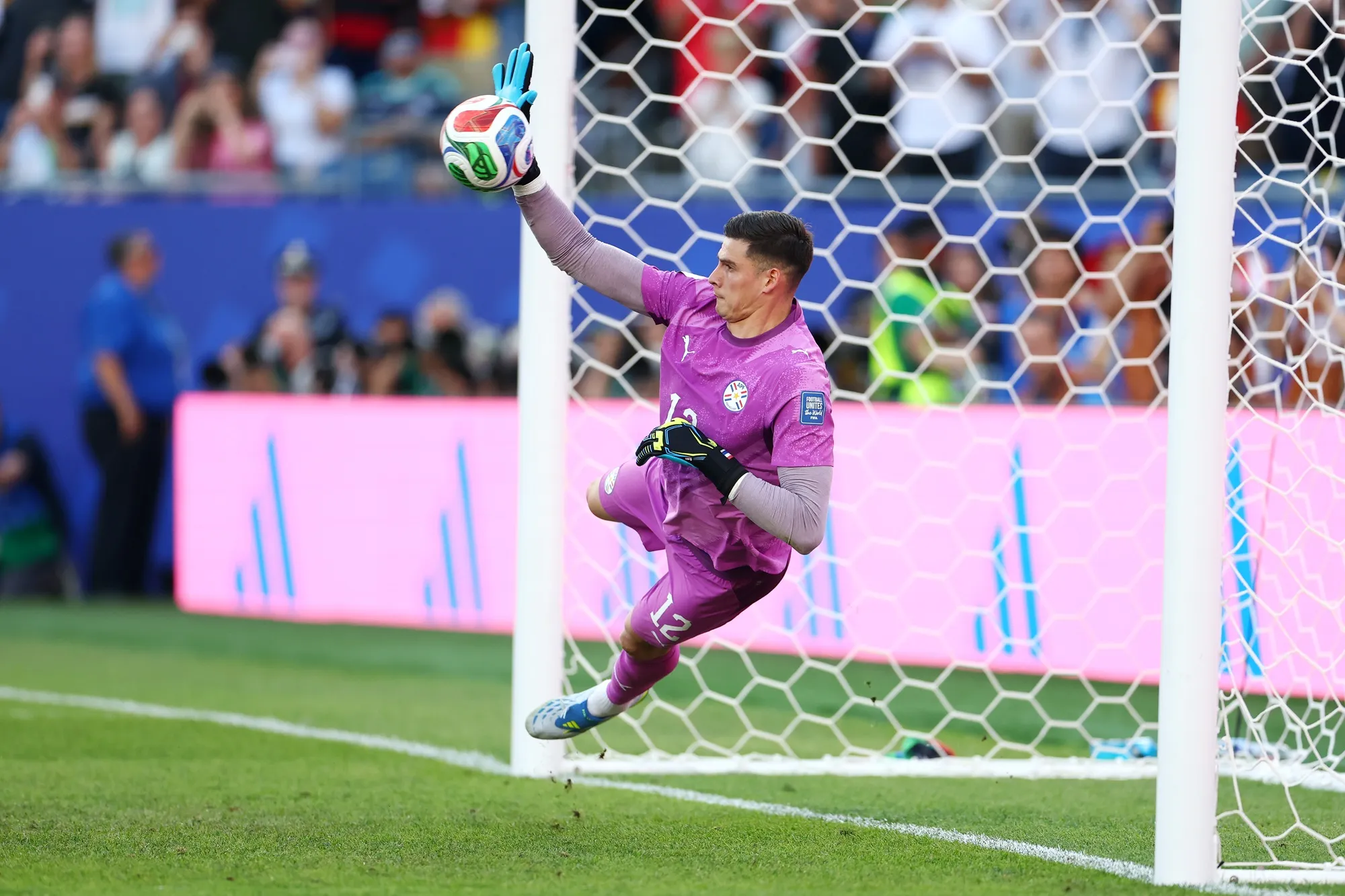 Así fue el penal que Orlando Gill le tapó a Kai Havertz. (Robert Cianflone/Getty Images).