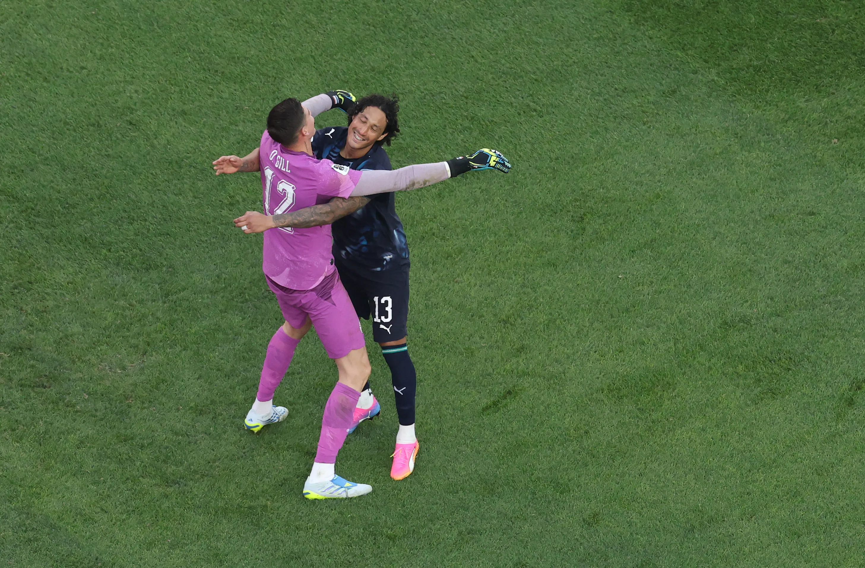 Orlando Gill se abraza con José Canale, quien liquidó la tanda a favor de la Albirroja. (Darrian Traynor/Getty Images).