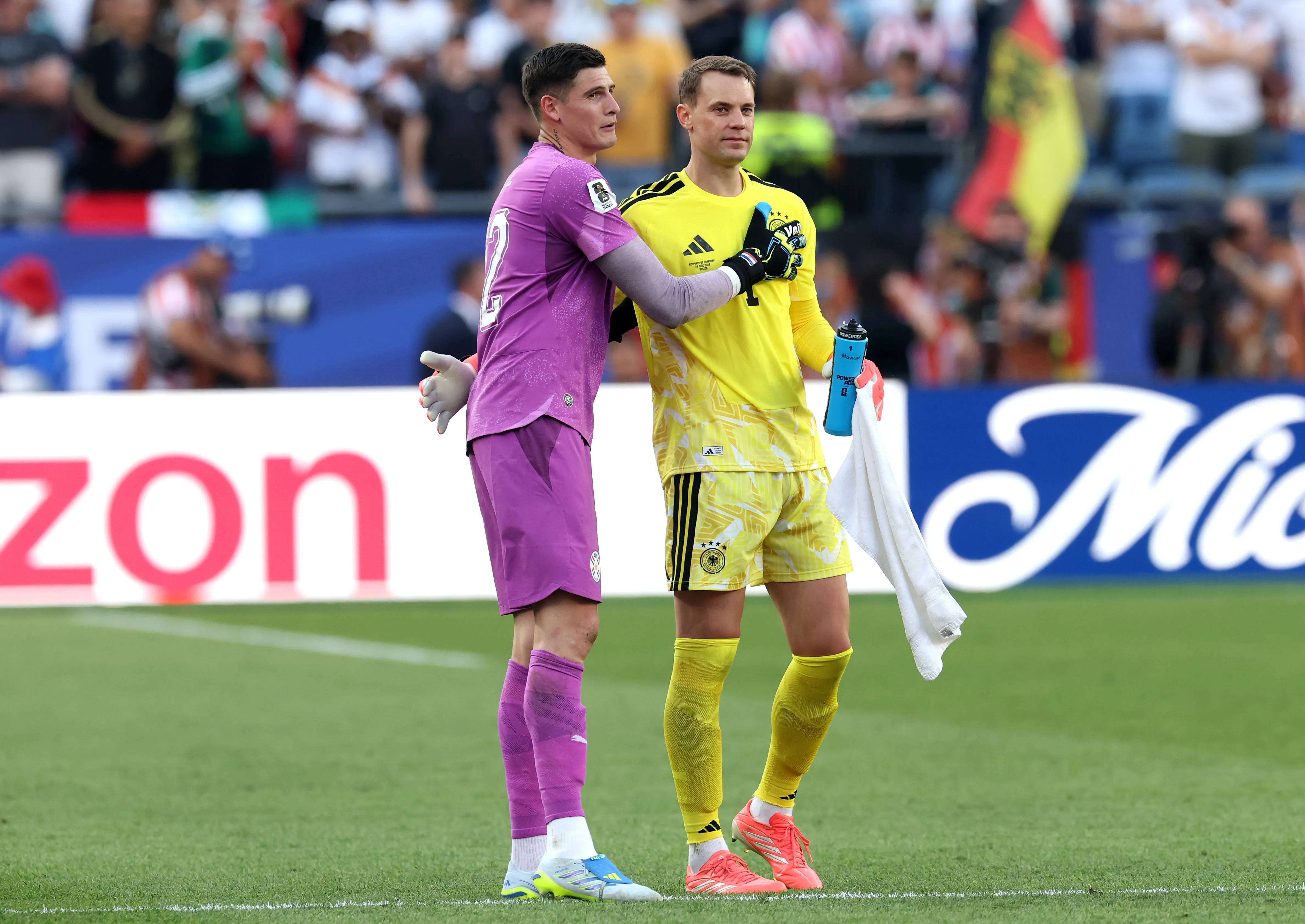 Orlando Gill junto a la leyenda alemana Manuel Neuer. (Alexander Hassenstein/Getty Images).