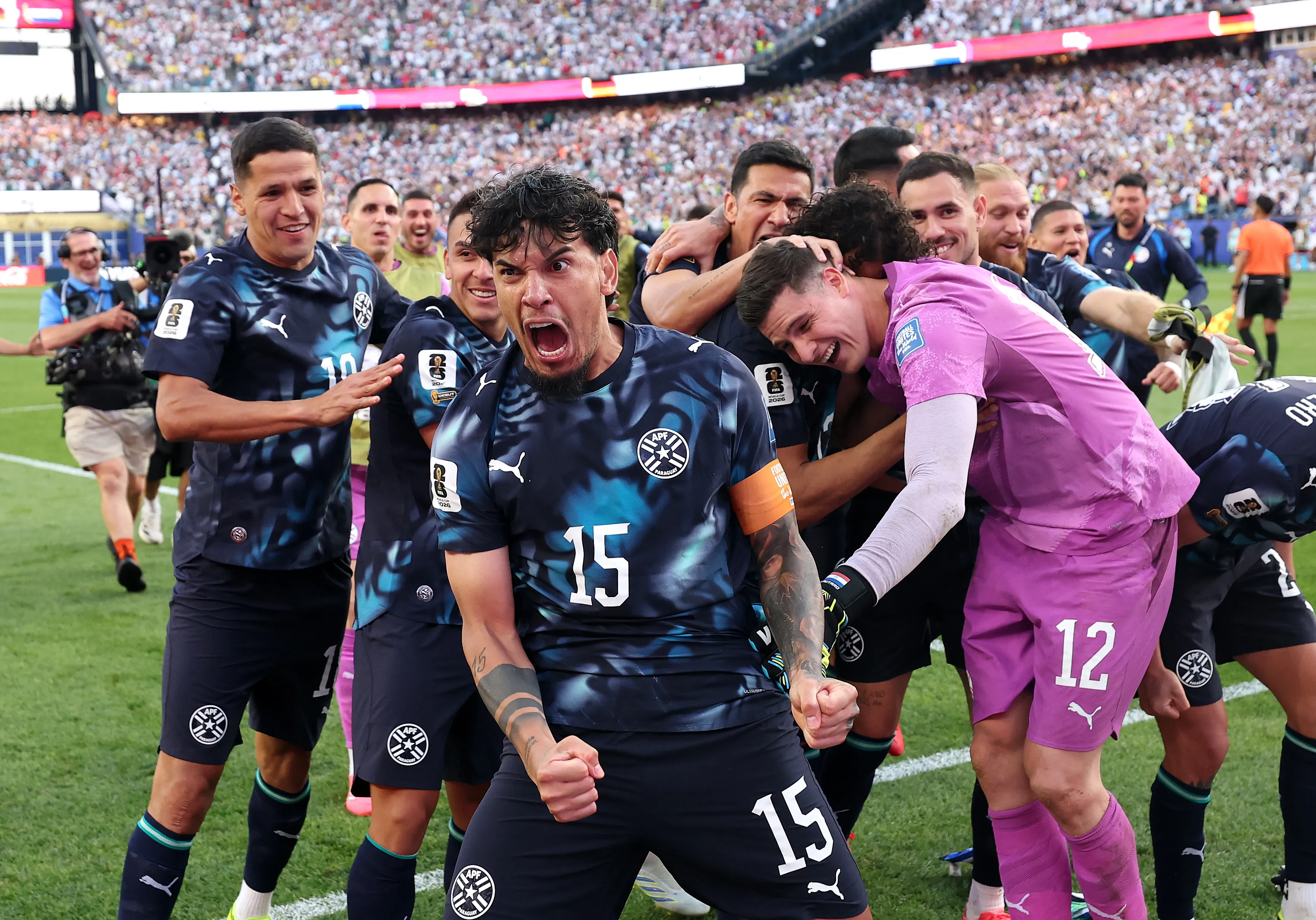 El apasionado festejo de Gustavo Gómez y todo Paraguay. (Alexander Hassenstein/Getty Images).