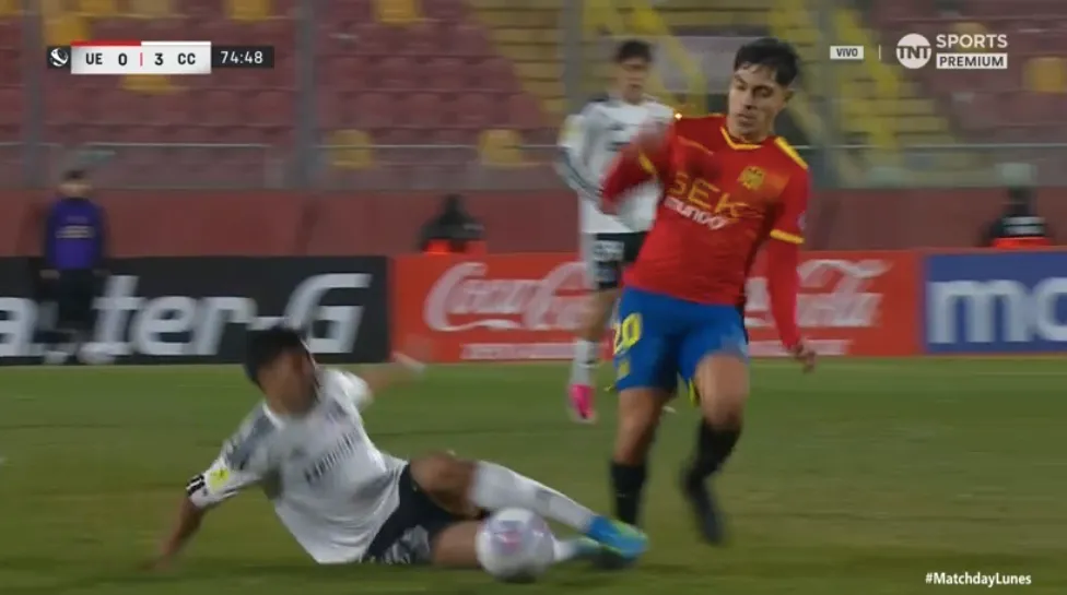 La entrada que le costó la expulsión a Felipe Raipán: estuvo solo tres minutos en cancha.