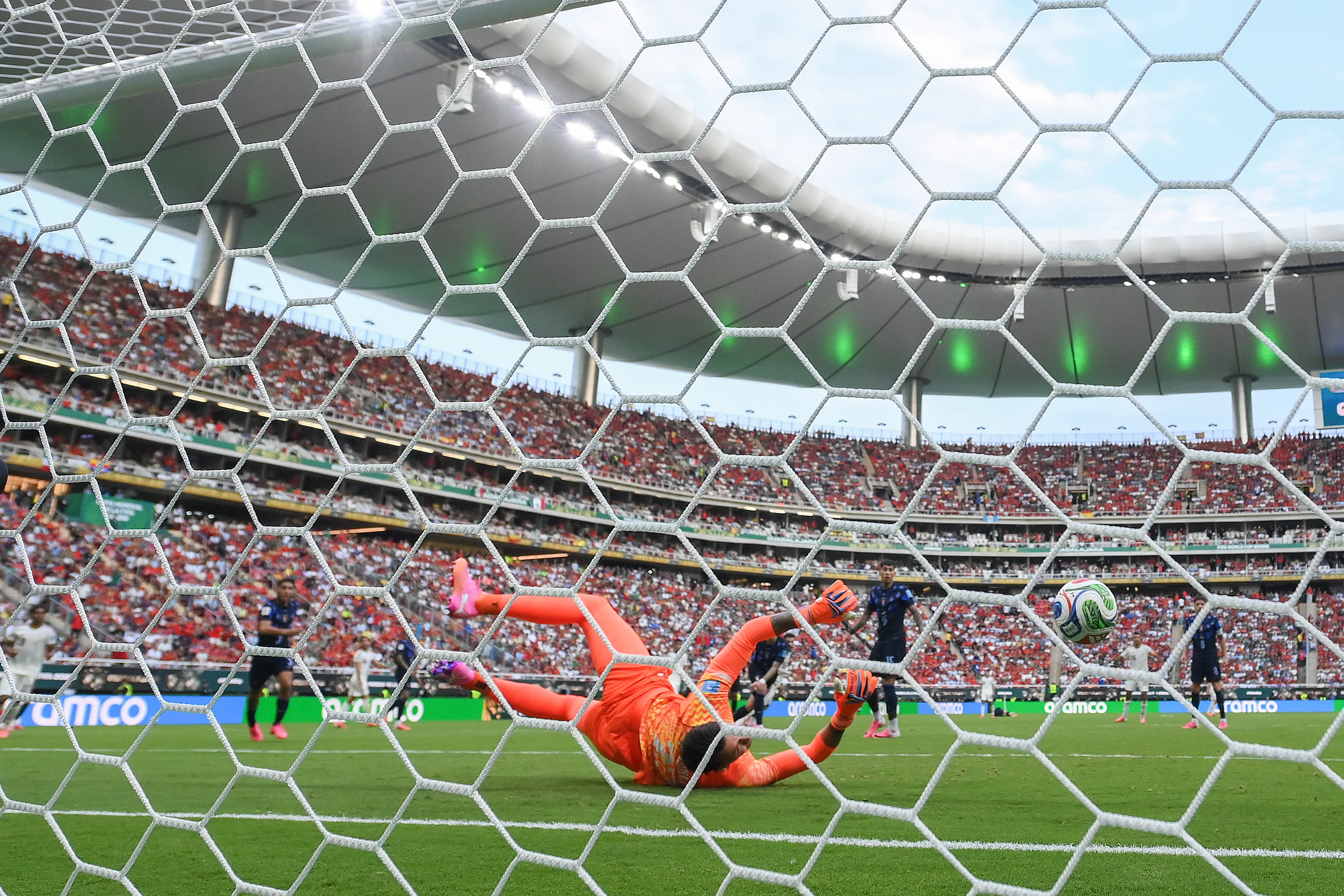 El feo error de Fernando Muslera en Uruguay. (Photo by David Ramos/Getty Images)