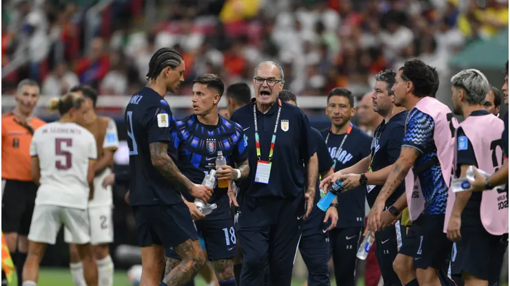 Bielsa se fue dolido de Uruguay, tras la fea actitud del plantel. Por lo mismo, su revancha podría ser en Chile