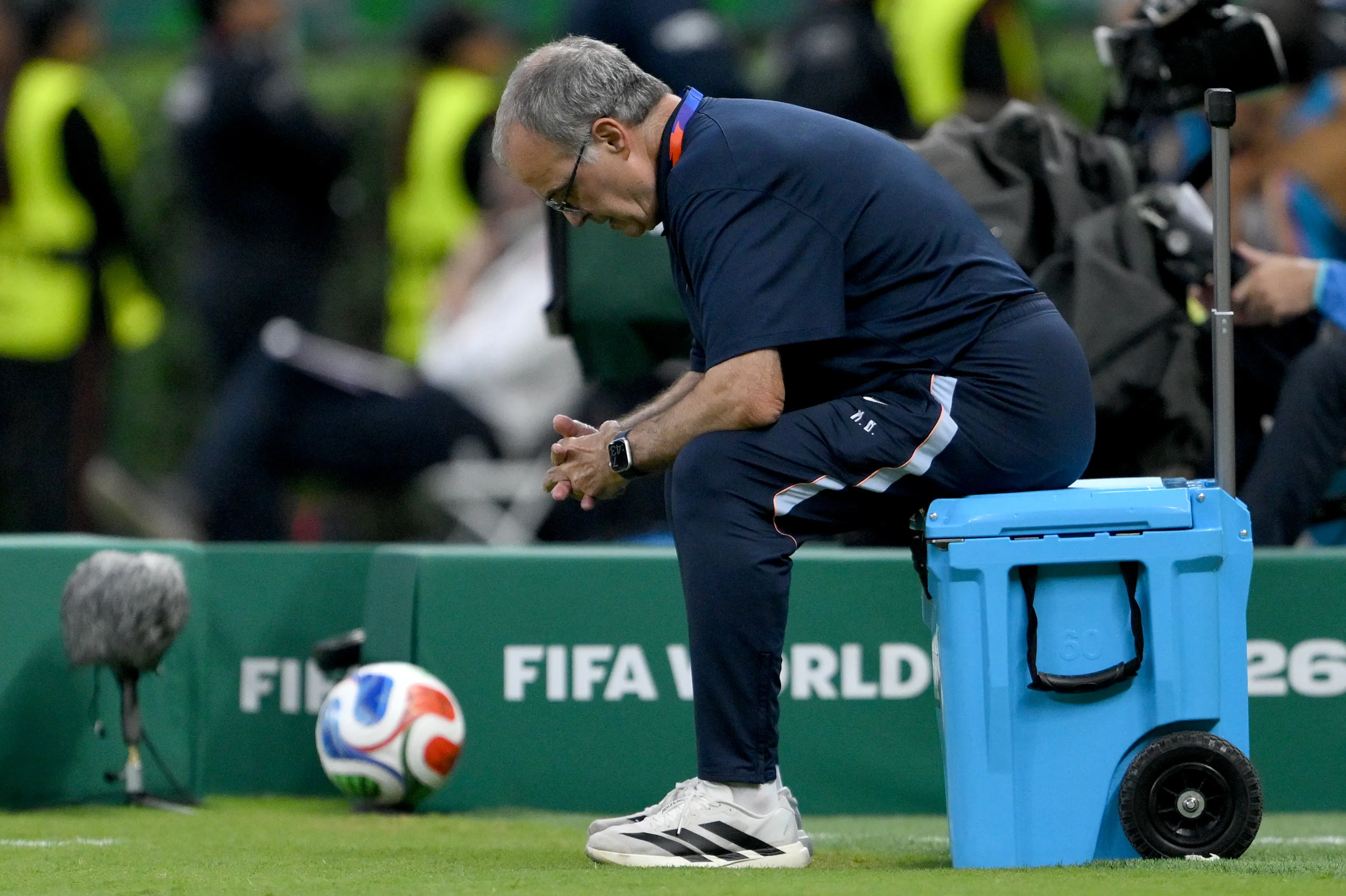 Marcelo Bielsa terminó de la peor forma su proceso en Uruguay. Ahora Jorge Vargas recalcó que es el momento ideal para traerlo a Chile en busca de su revancha. (Photo by David Ramos/Getty Images)