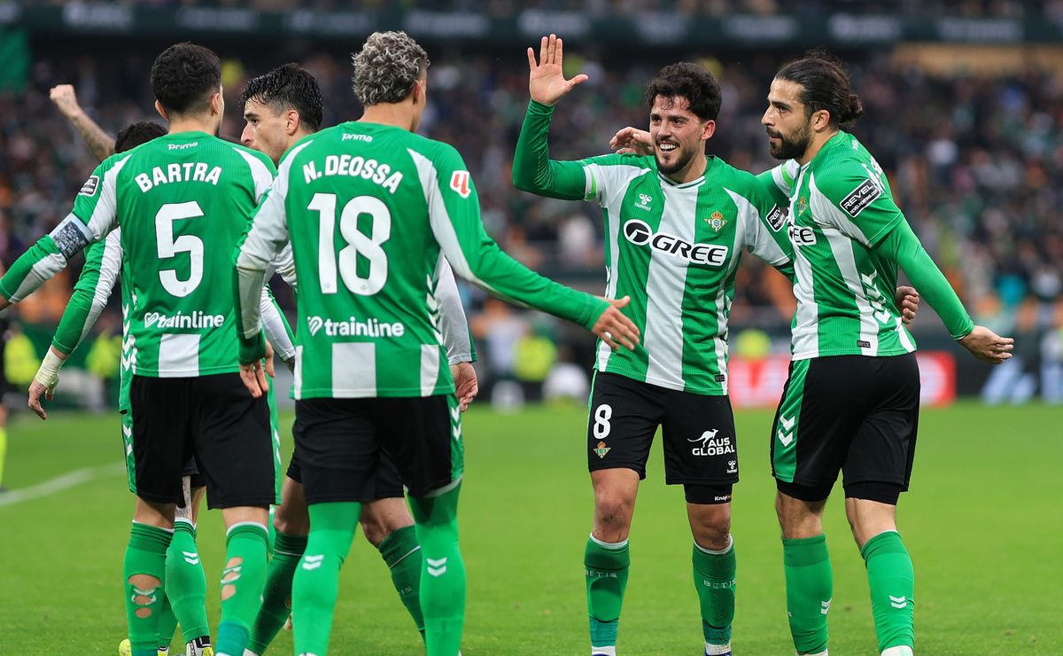 El “chileno” que disputa el Mundial sufre inesperado revés: Betis anuncia su salida