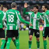 Betis confirma la salida de un "chileno" que está jugando el Mundial