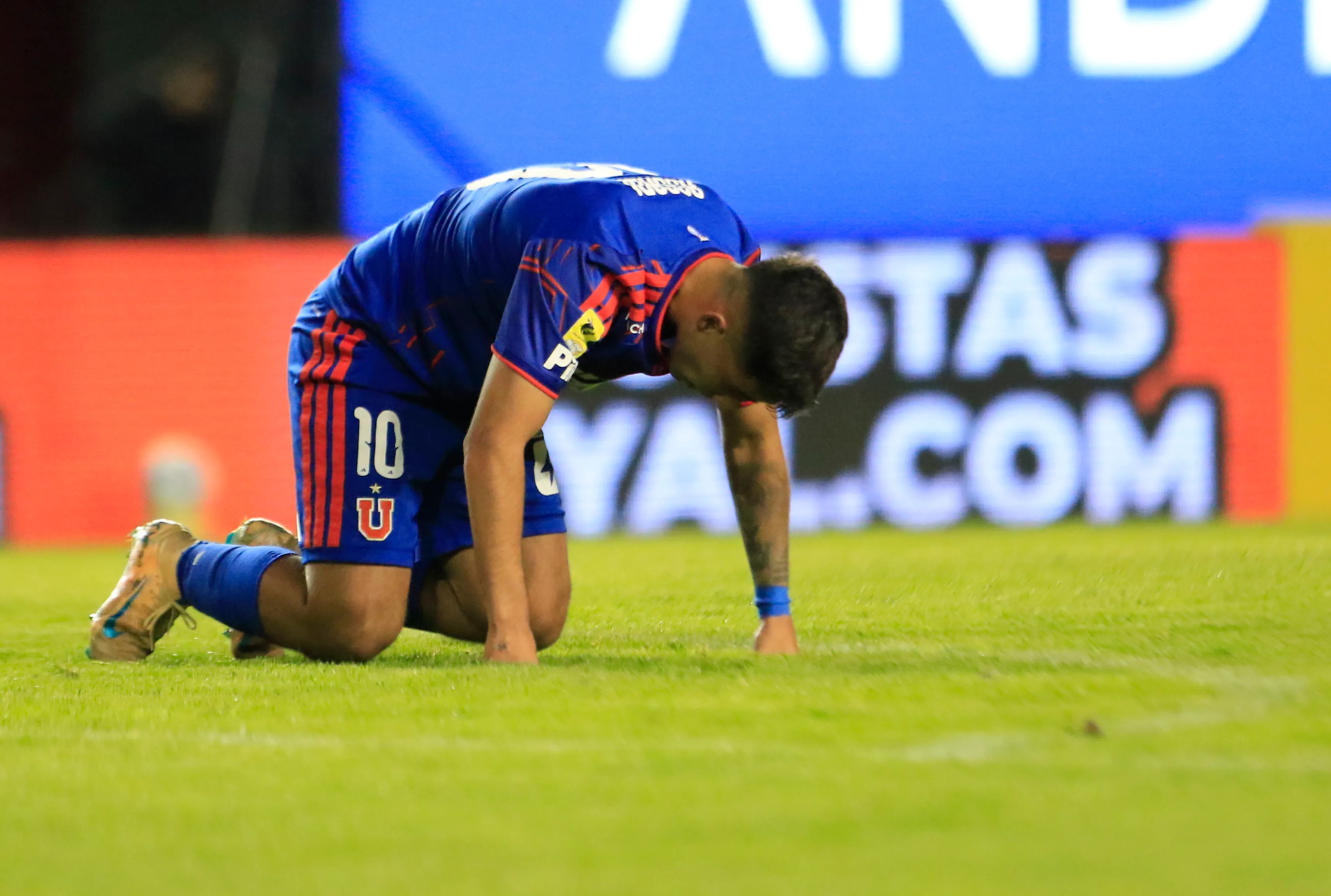Lucas Assadi lleva cuarto partidos sin entrar ni en las convocatorias azules. (Jose Robles/Photosport).