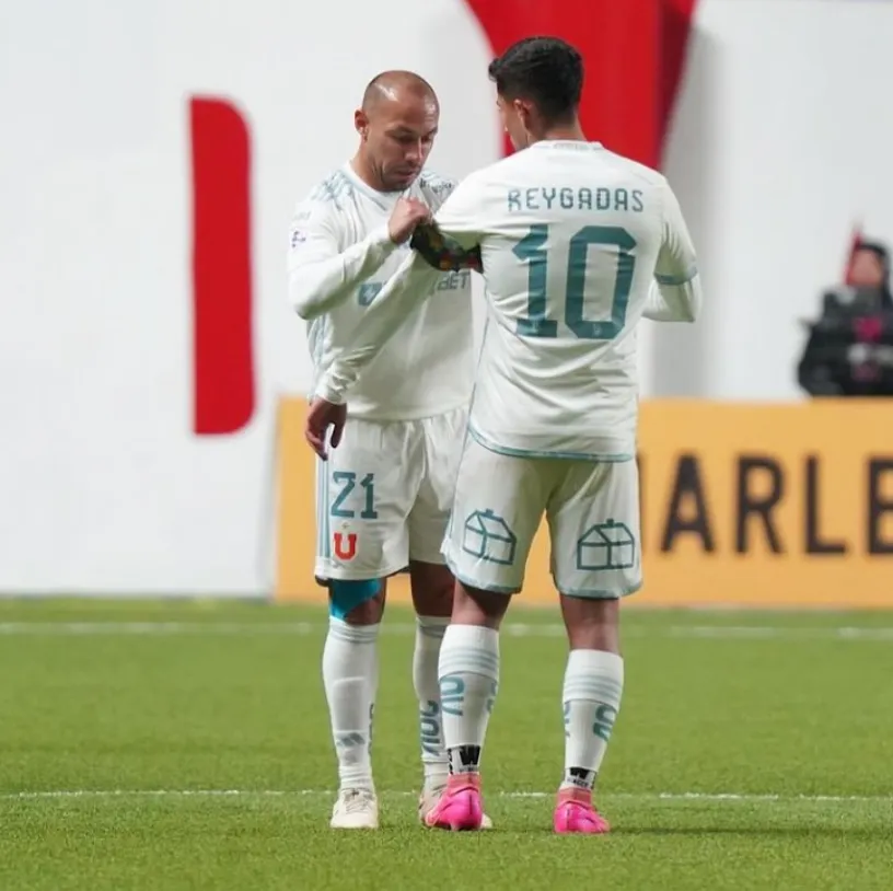 Marcelo Díaz le da la jineta a Lucas Assadi. (Foto: Emisora Bullanguera).