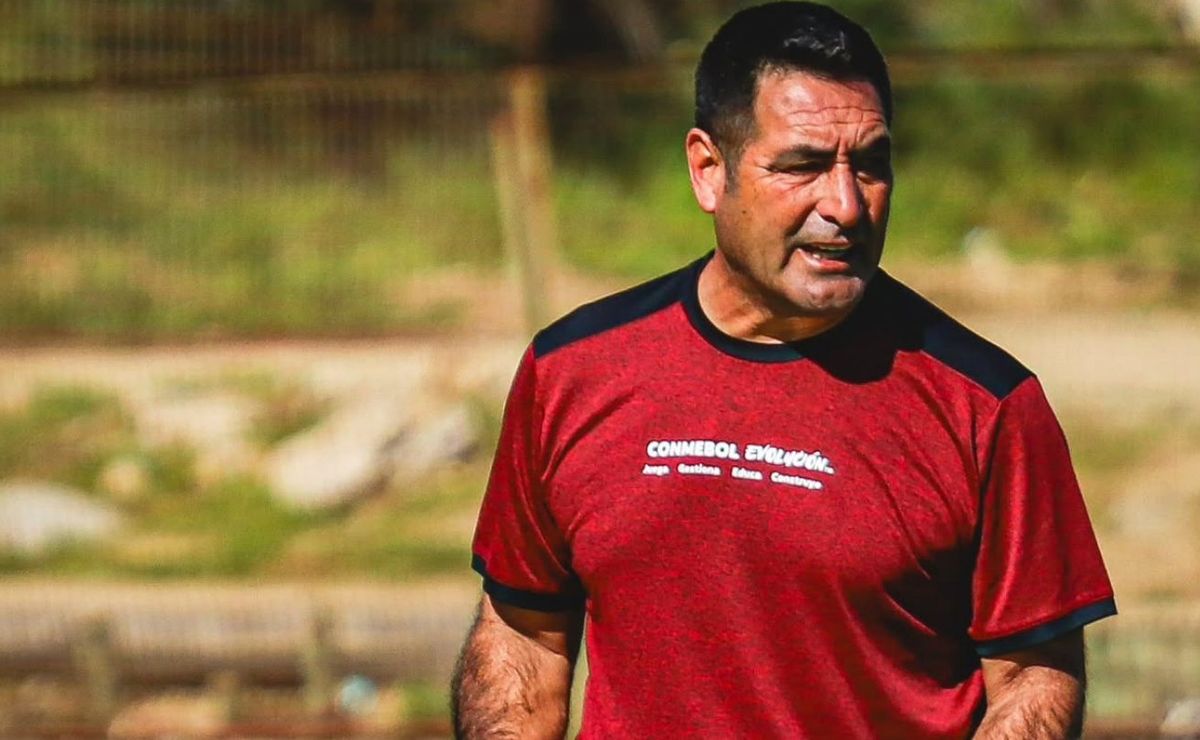 Se vio “forzado a renunciar” hace un mes: Nelson Tapia tiene nuevo club para dirigir en el fútbol chileno