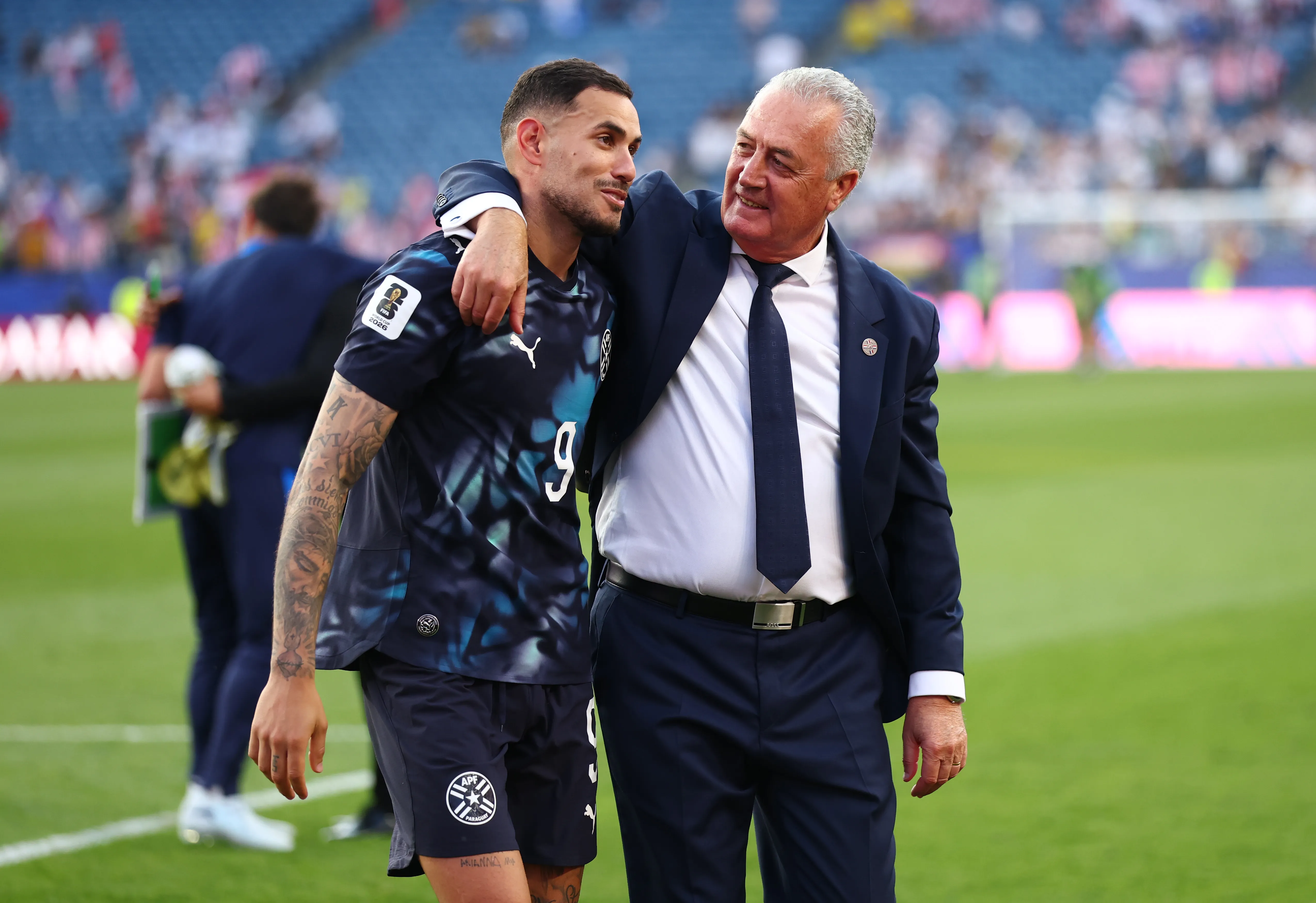 Gustavo Alfaro con Tonny Sanabria, uno de los que falló un penal para ganar. (Robert Cianflone/Getty Images).