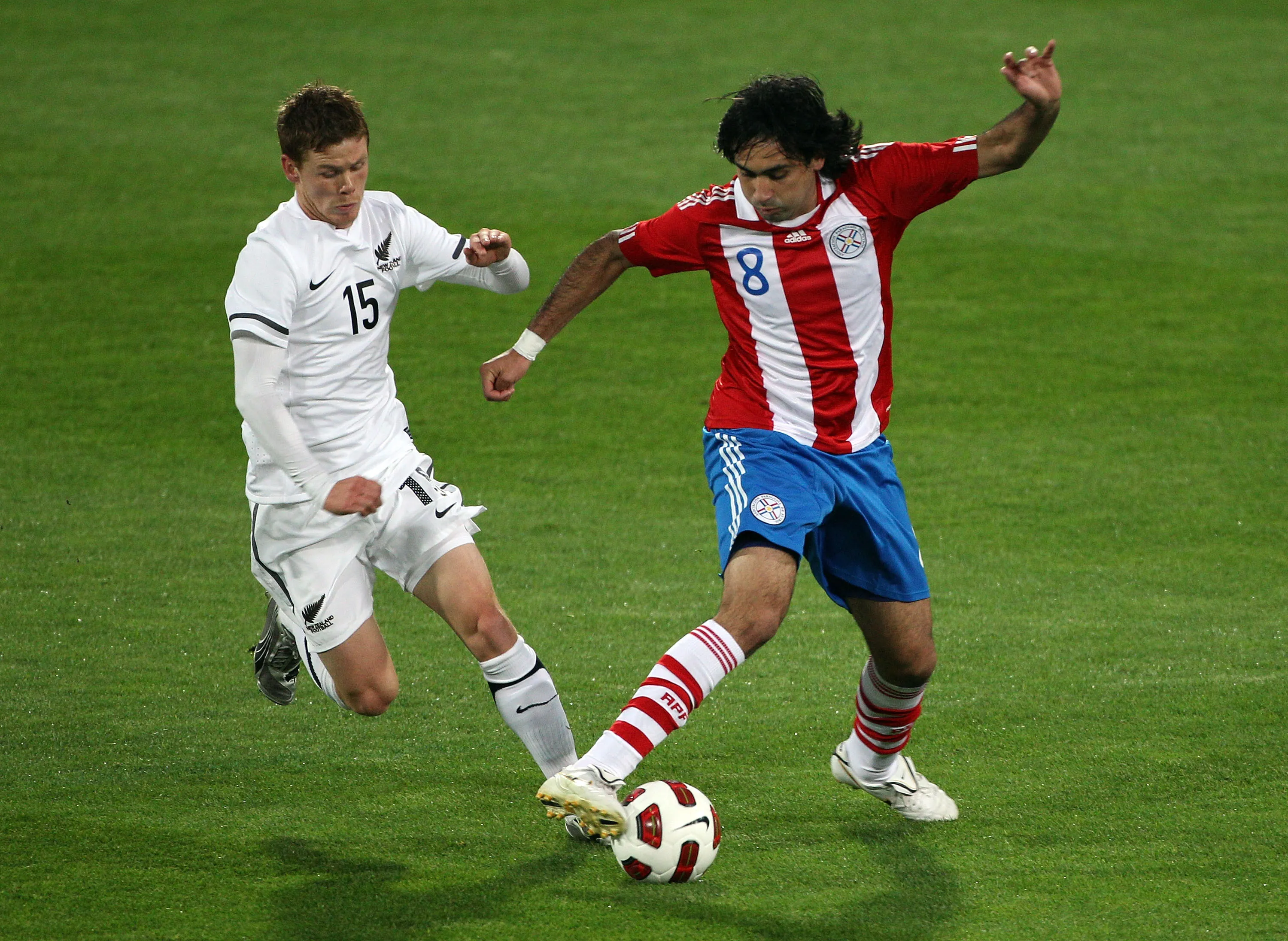 Osmaer Molinas en acción durante un amistoso entre Paraguay y Nueva Zelanda. (Hagen Hopkins/Getty Images)