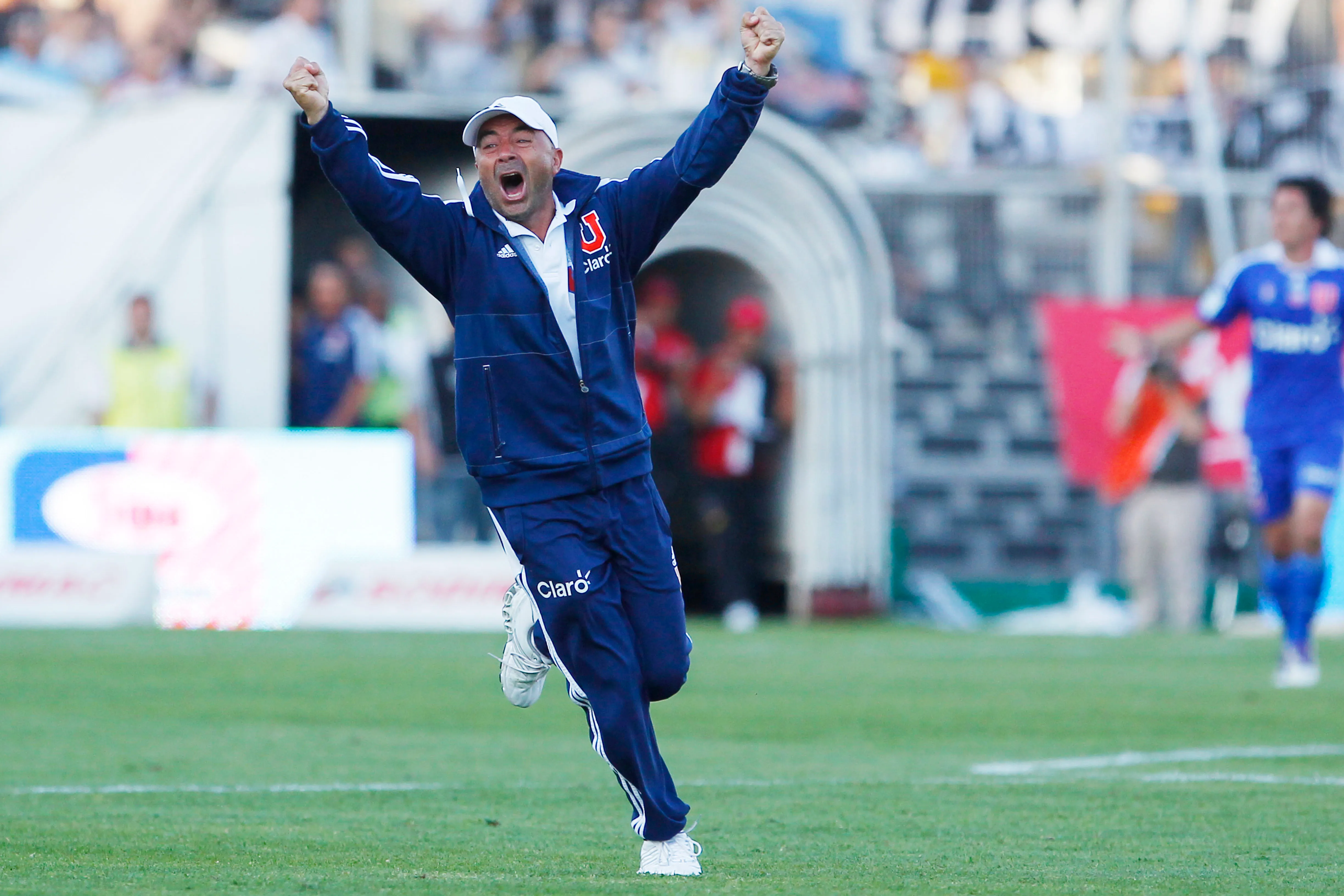El desaforado festejo de Jorge Sampaoli de este empate postrero que logró la U en Pedrero. (Marcelo Hernández | Photosport).