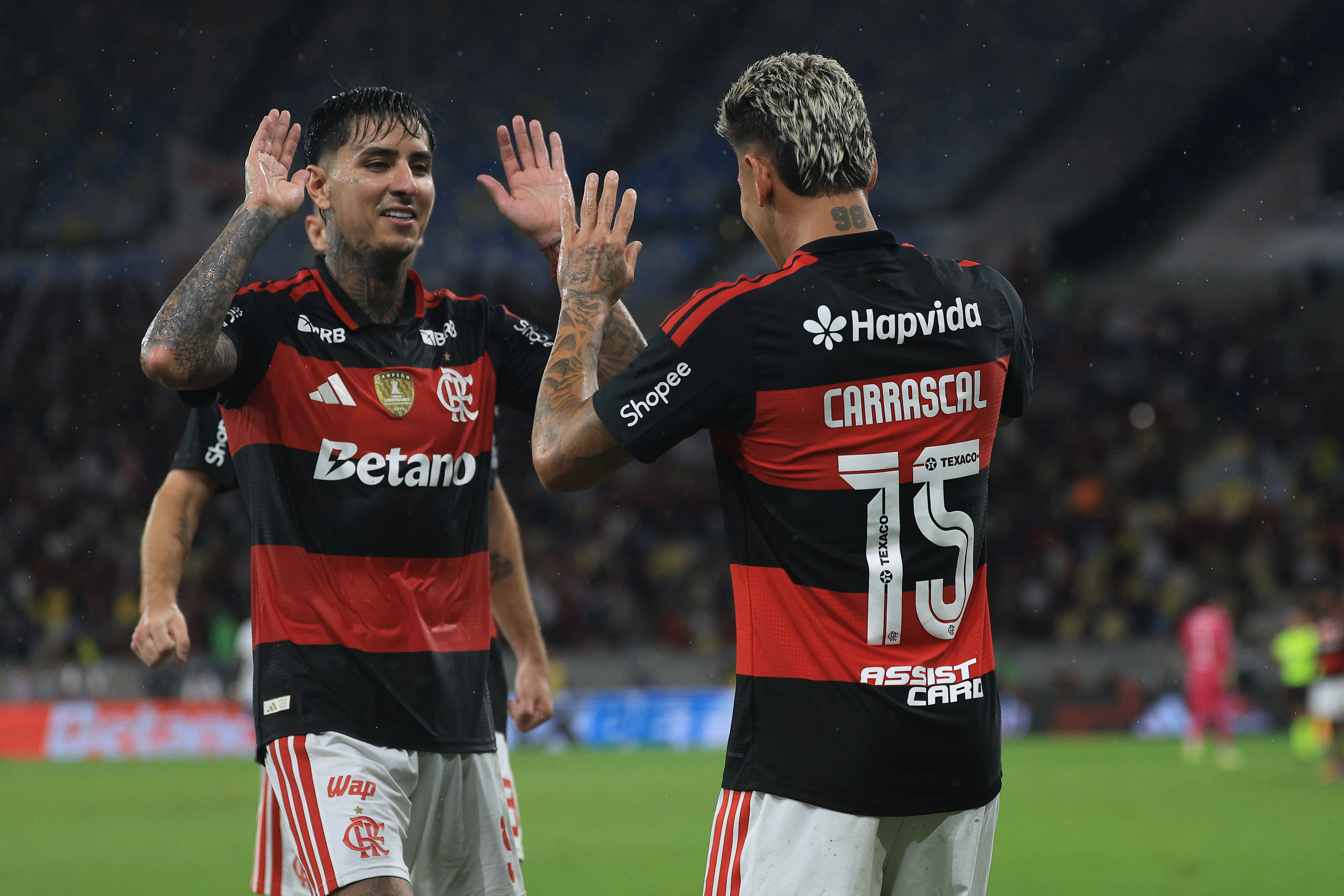 Erick Pulgar celebra junto al colombiano Jorge Carrascal. (Wagner Meier/Getty Images).
