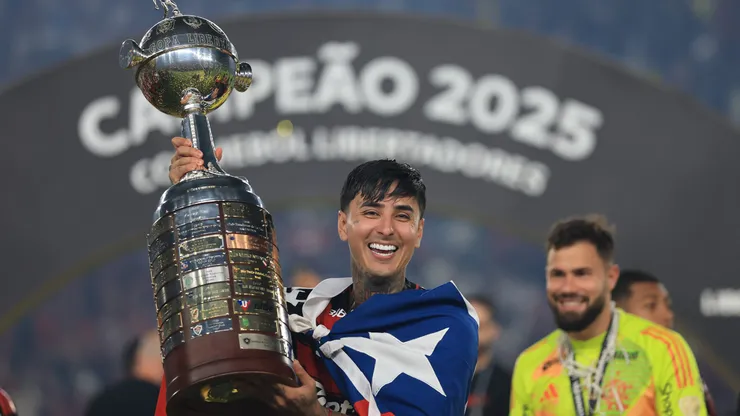 Erick Pulgar celebra la Copa Libertadores que ganó junto al Flamengo.
