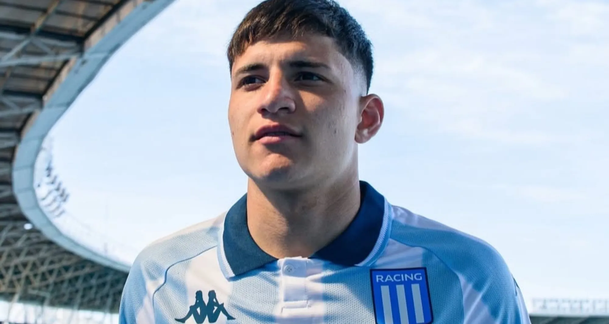 Gonzalo Reyna llega a la U para la segunda rueda. Foto: Racing.