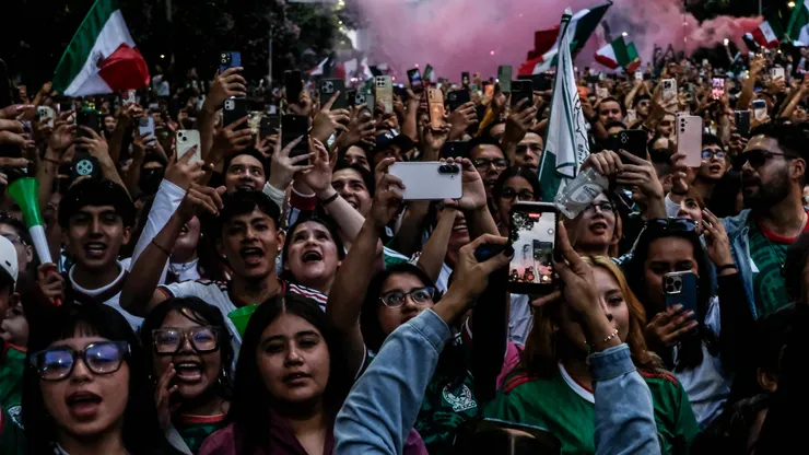 La hinchada mexicana tomó al toro por las astas.