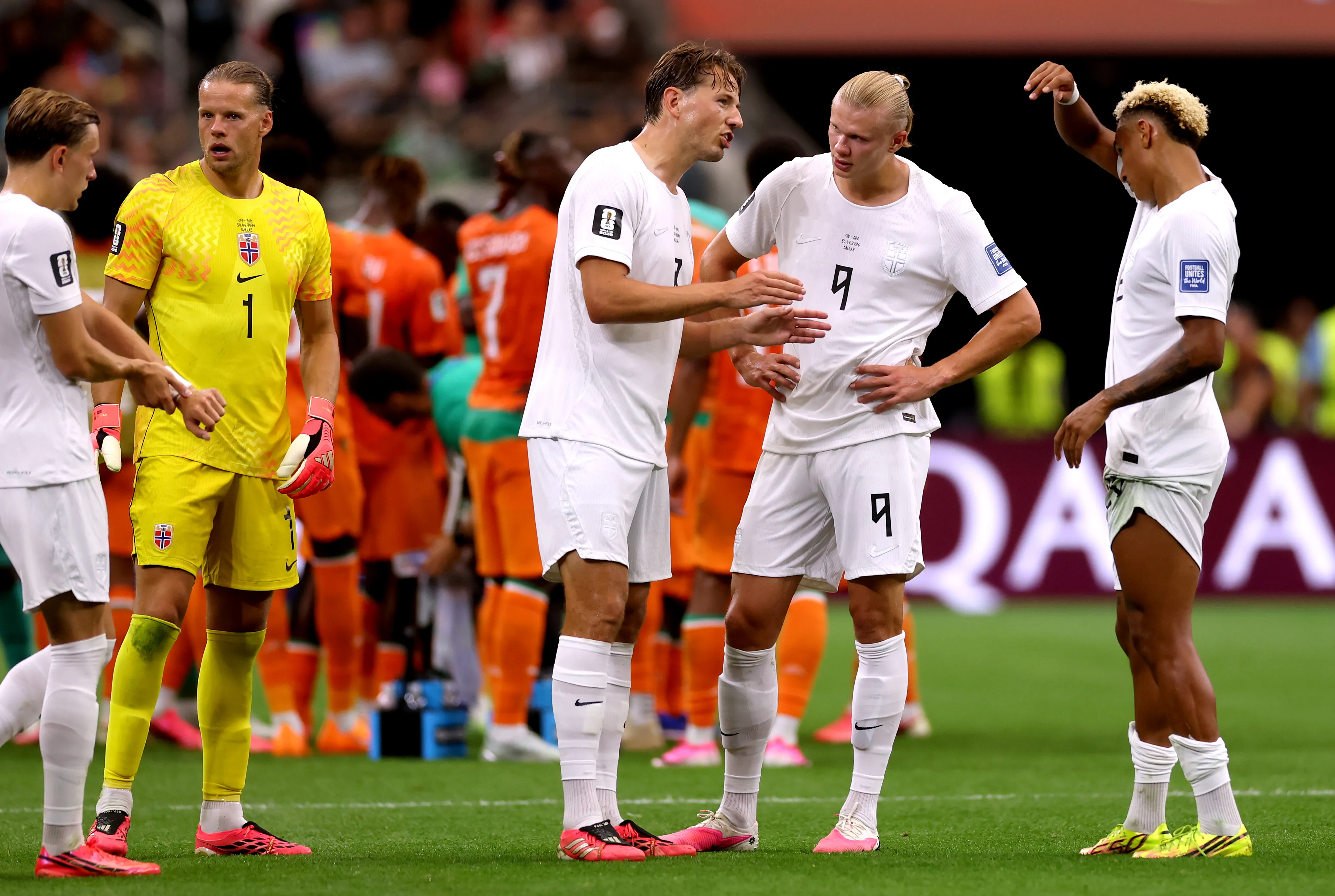 Sander Berge, Erling Haaland y Antonio Nusa en un conciliábulo durante el partido vs Costa de Marfil. (Lars Baron/Getty Images).