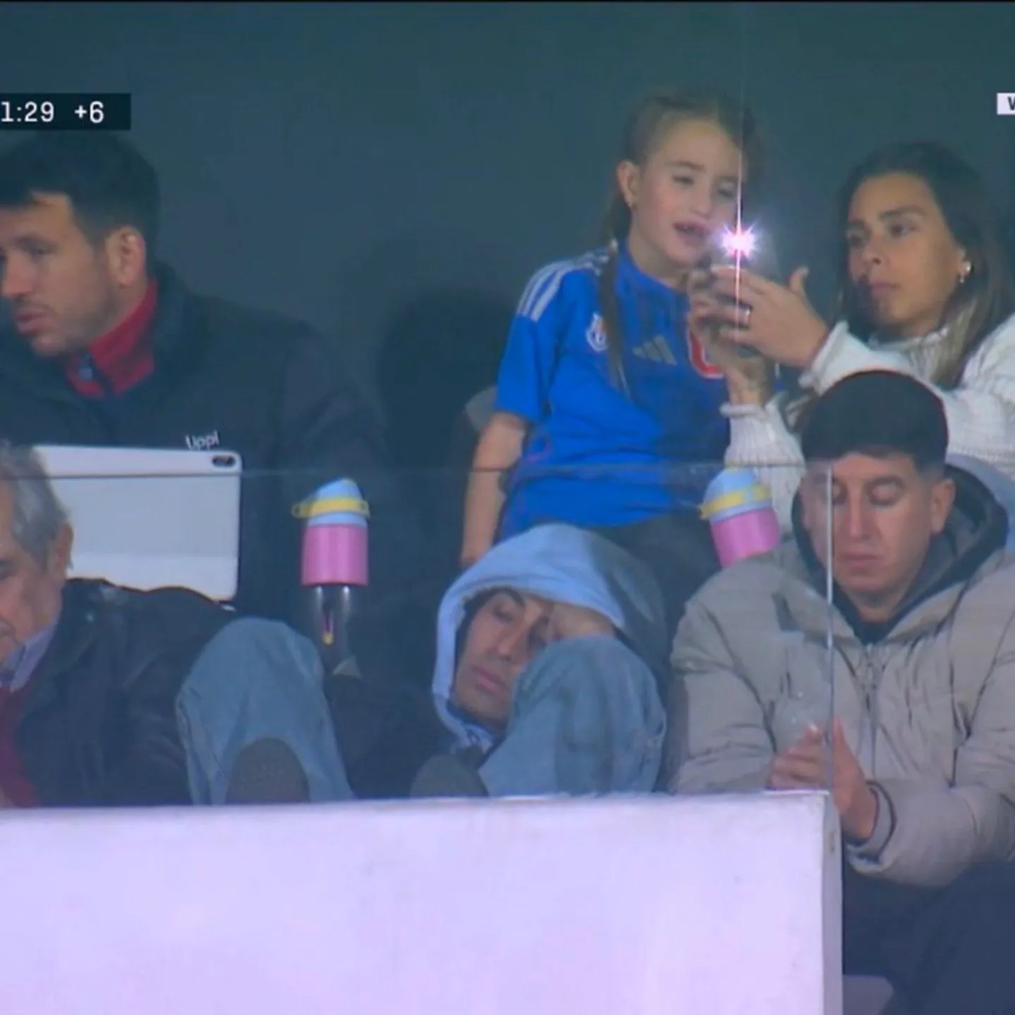 La polémica imagen de Lucas Assadi en el último partido de la U. Foto Captura TNT Sports.