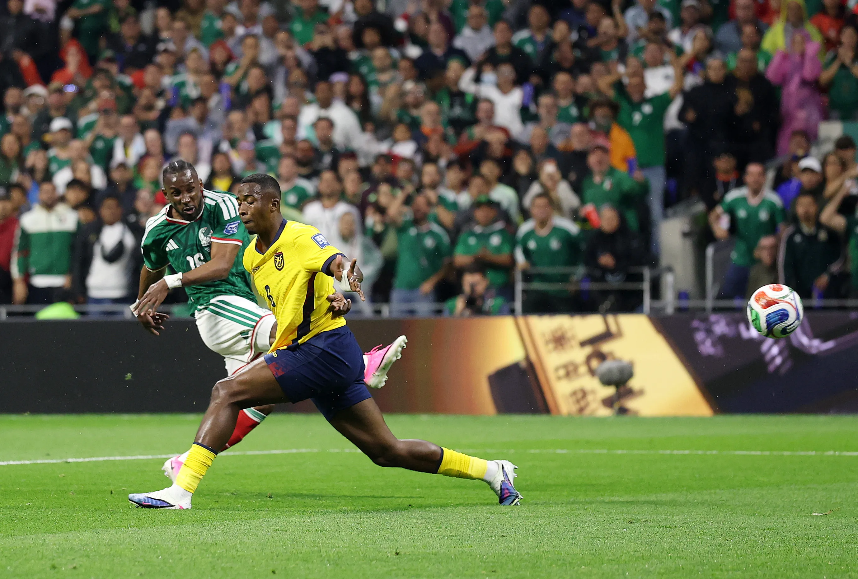 Julián Quiñones hizo un golazo | Getty Images