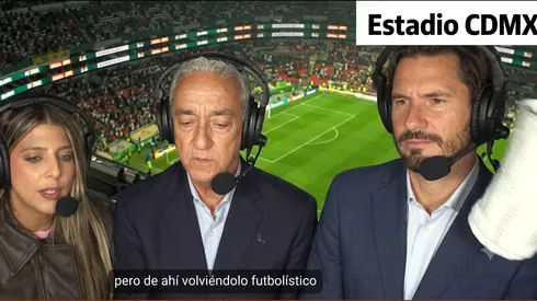 El momento que un vaso impacta en el rostro de un periodista.