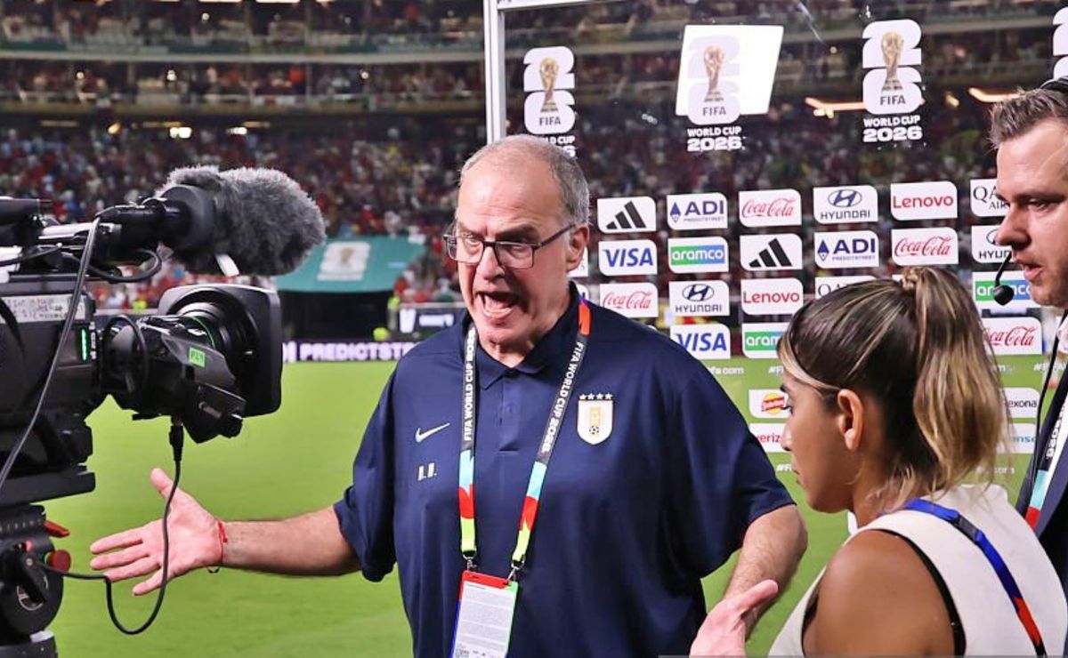 Bielsa se va de Uruguay explicando su exabrupto con el camarógrafo en el Mundial 2026: “Estaba sobrepasado”
