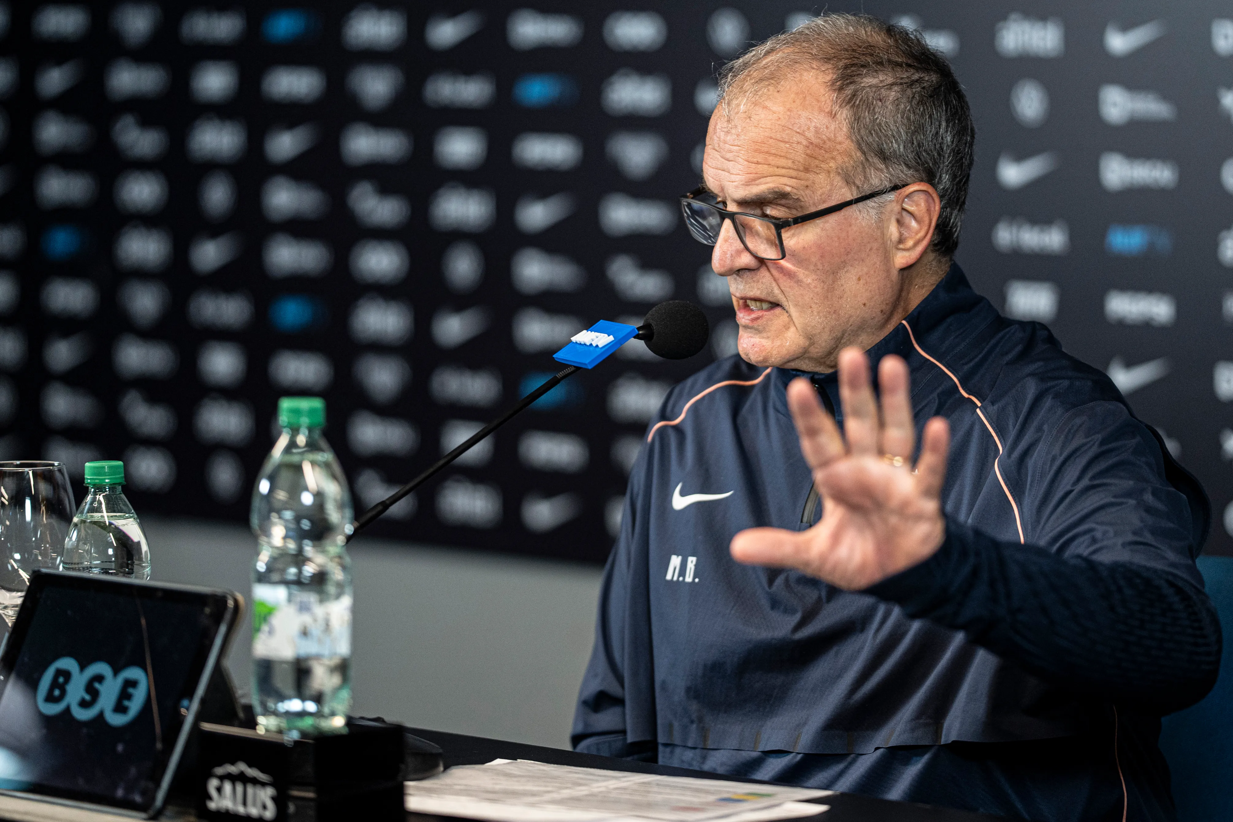 Marcelo Bielsa se marchó de Uruguay dando una extensa conferencia de prensa. | Foto: Getty Images.