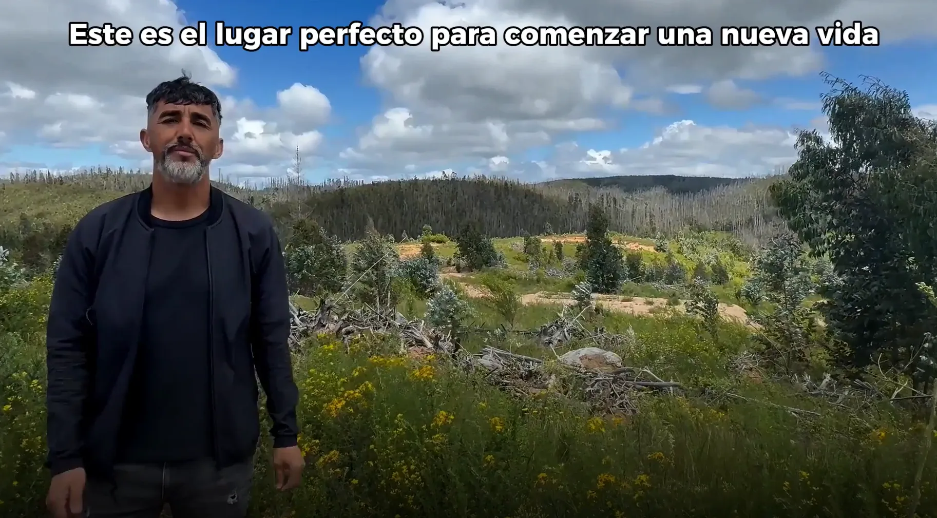 Osvaldo González muestra el terreno de la parcelas.