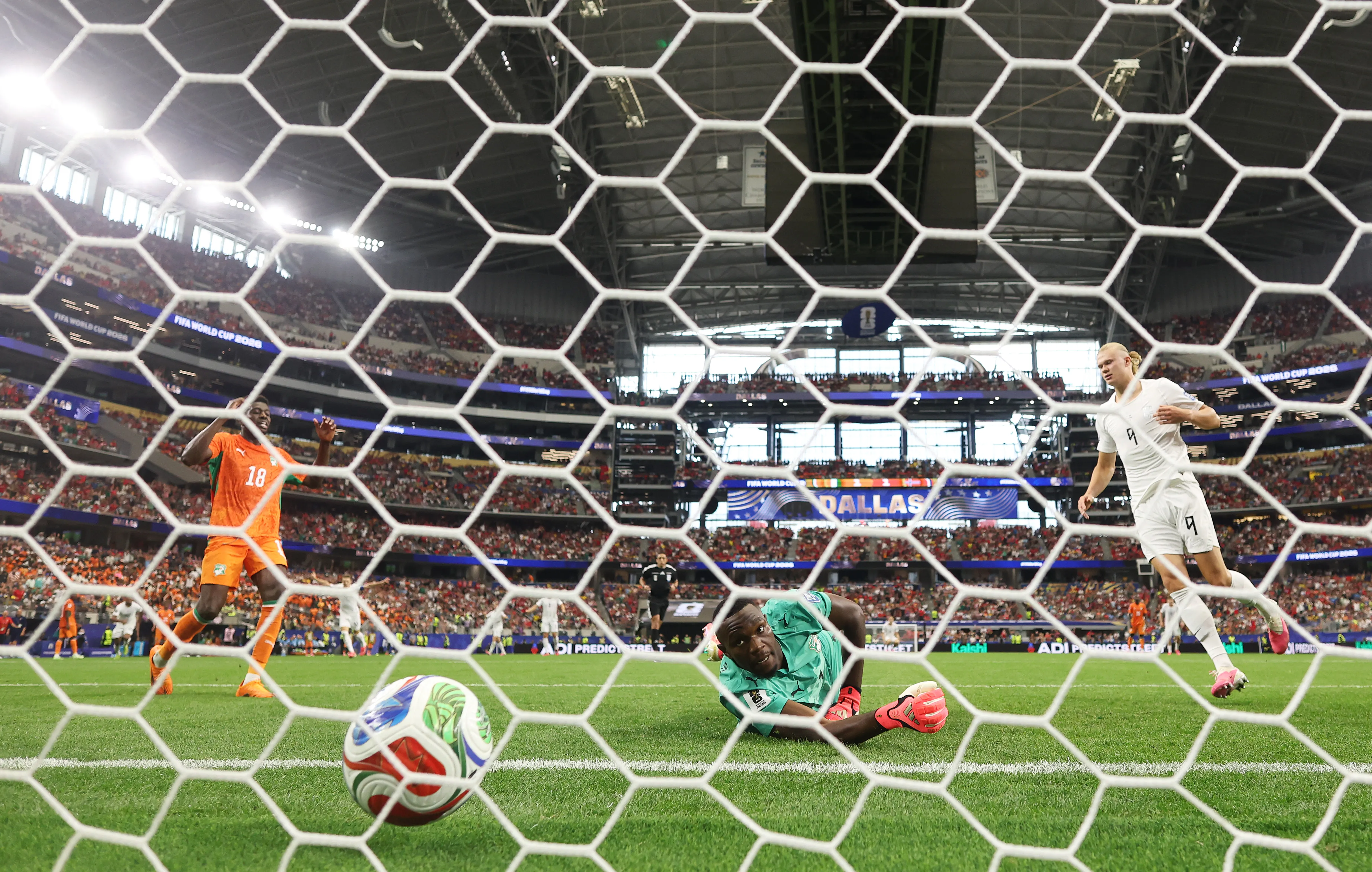El tanto de Erling Haaland para vencer a Costa de Marfil. (Lars Baron/Getty Images).