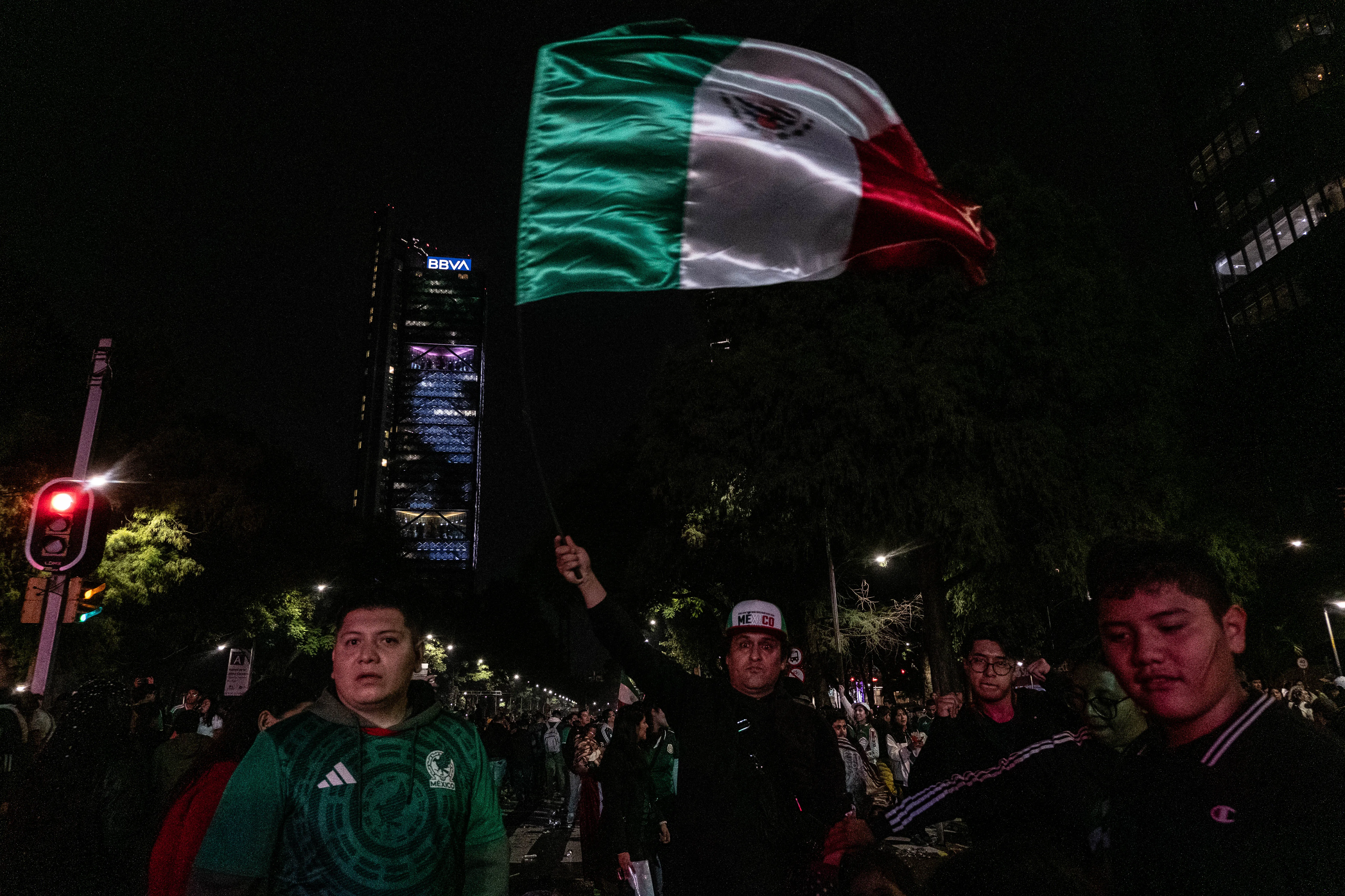 Miles de mexicanos salieron a celebrar el triunfo contra Ecuador/Getty Images)