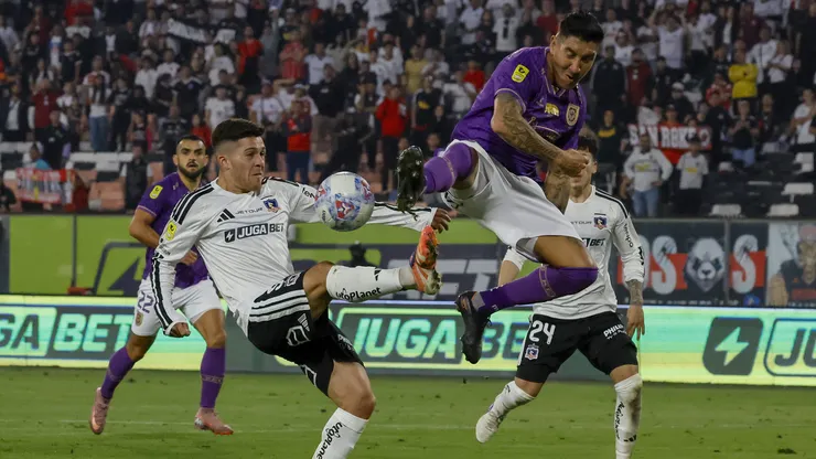 El Banana Suárez en acción frente a Colo Colo.