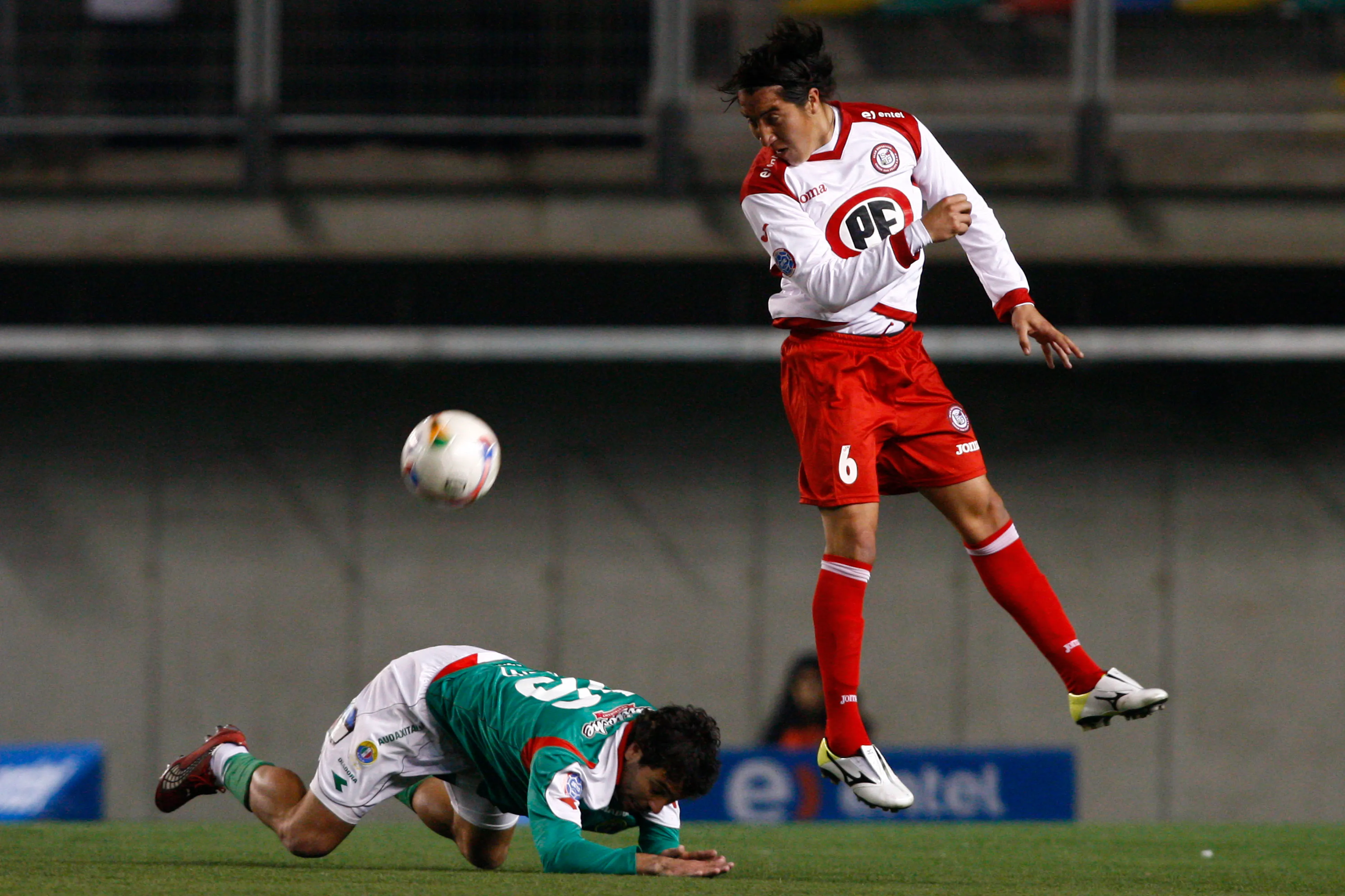 Cristián Suárez en acción por Unión San Felipe en 2010. (MARCELO HERNANDEZ/PHOTOSPORT).
