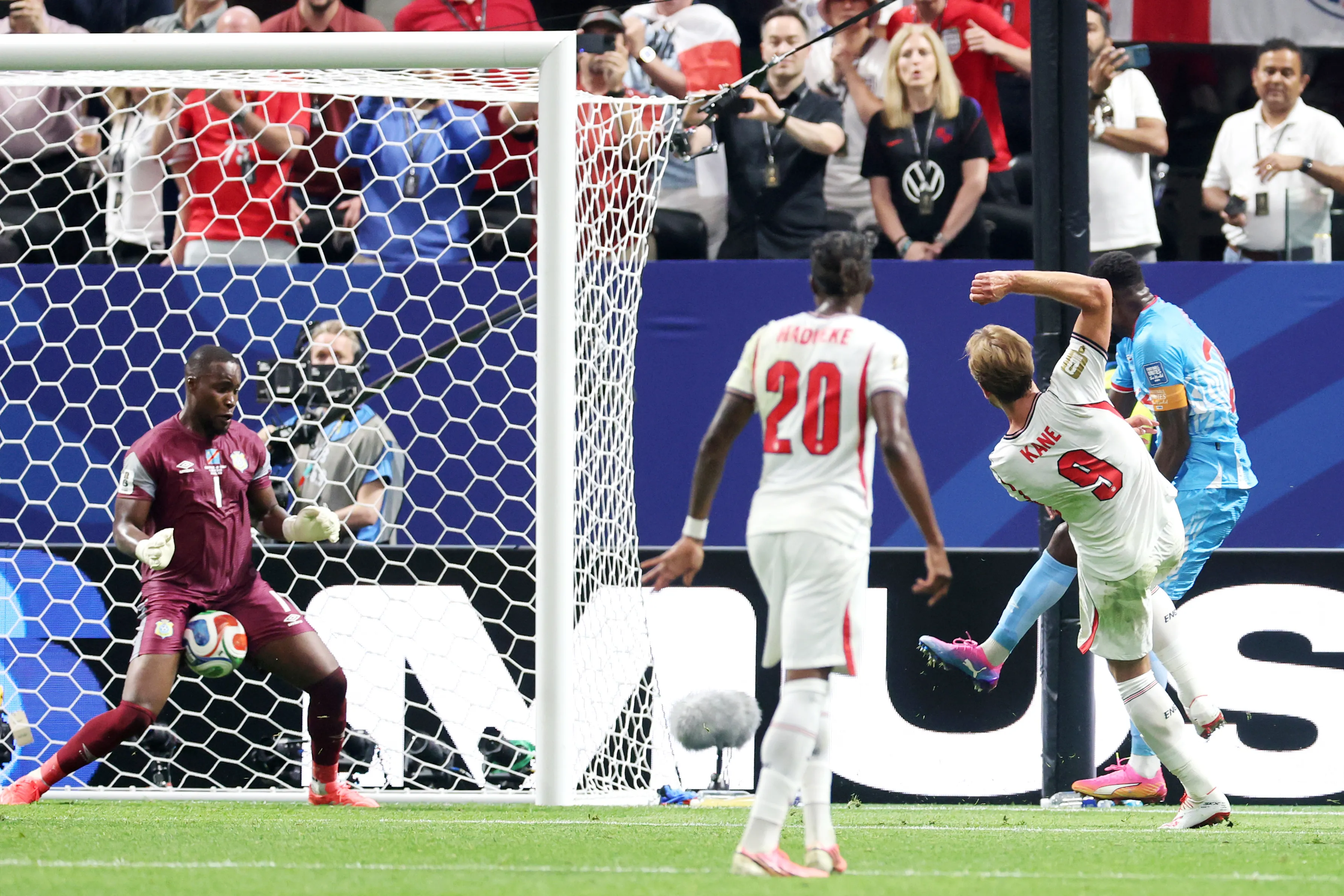 Una de las tapadas de Lionel Mpasi. (Michael Reaves/Getty Images).