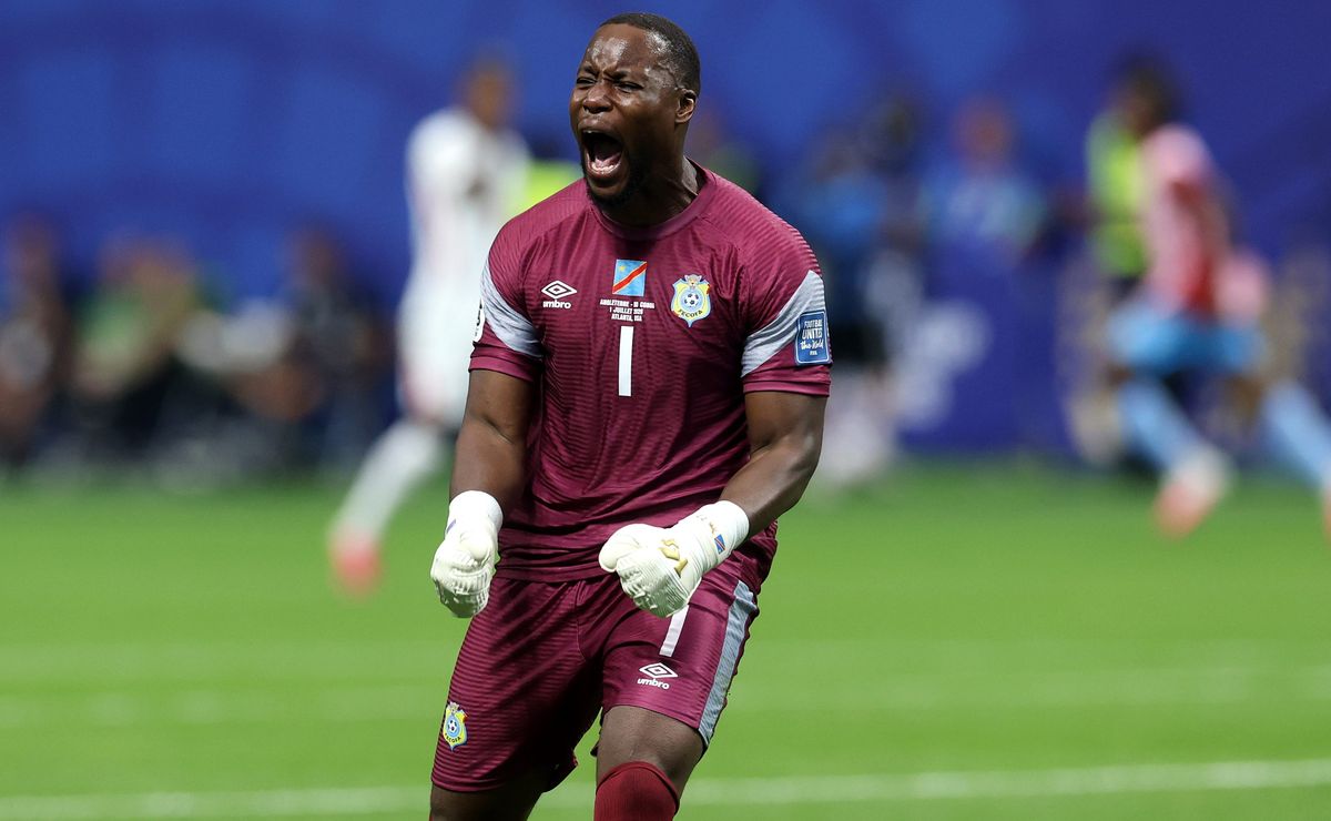 Fue compañero de Damián Pizarro y brilló ante Inglaterra en el Mundial 2026, pero Harry Kane tuvo el secreto para vencerlo