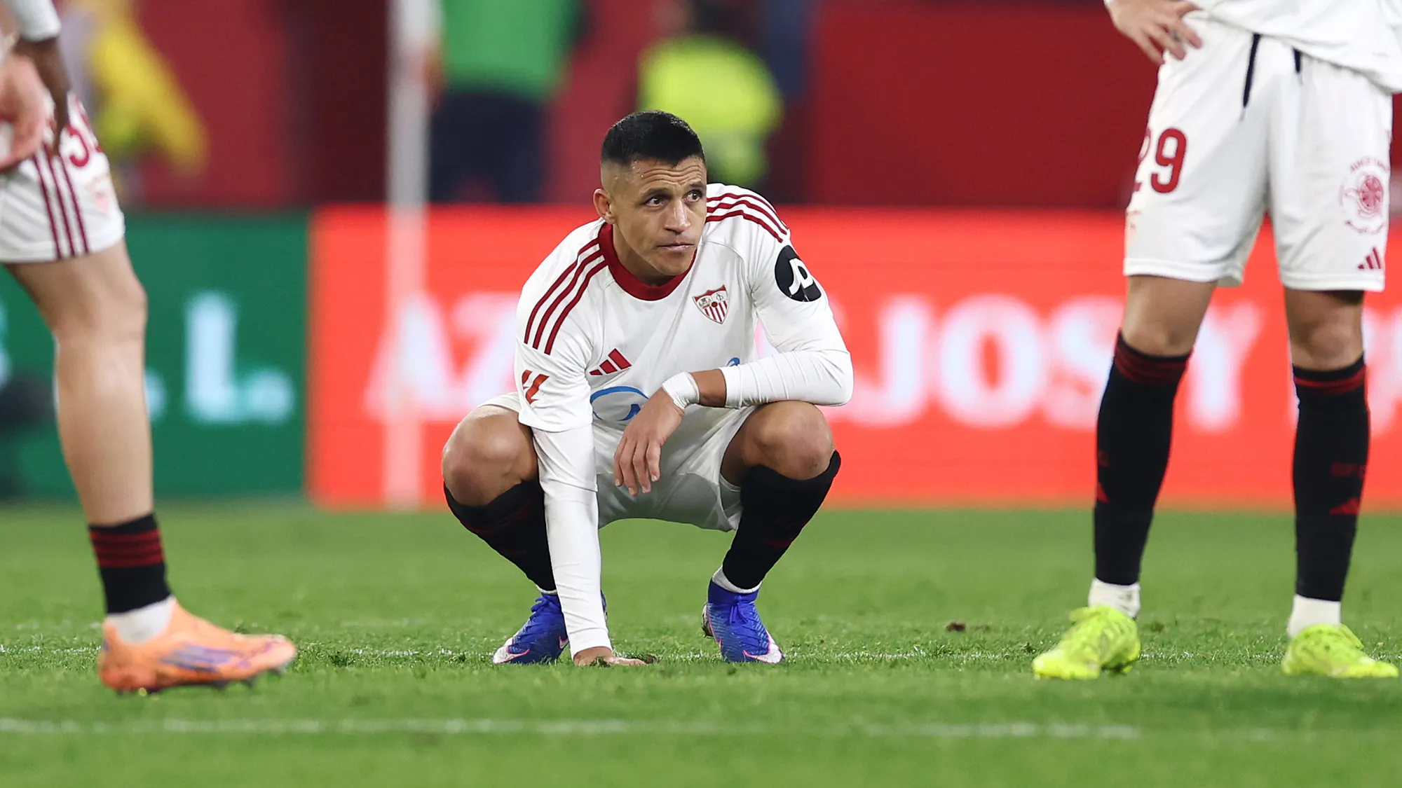 Alexis Sánchez se va del Sevilla. Foto: Getty Images.