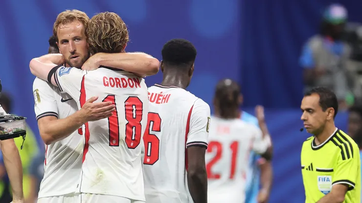 Anthony Gordon abraza a Harry Kane, la figura de Inglaterra.