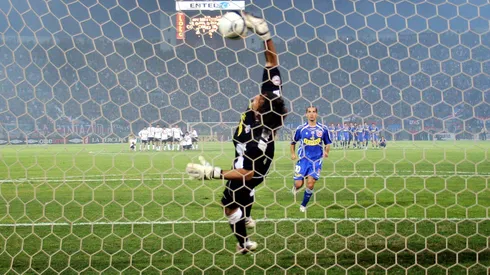 Así le tapó Bravo el penal a Candelo.