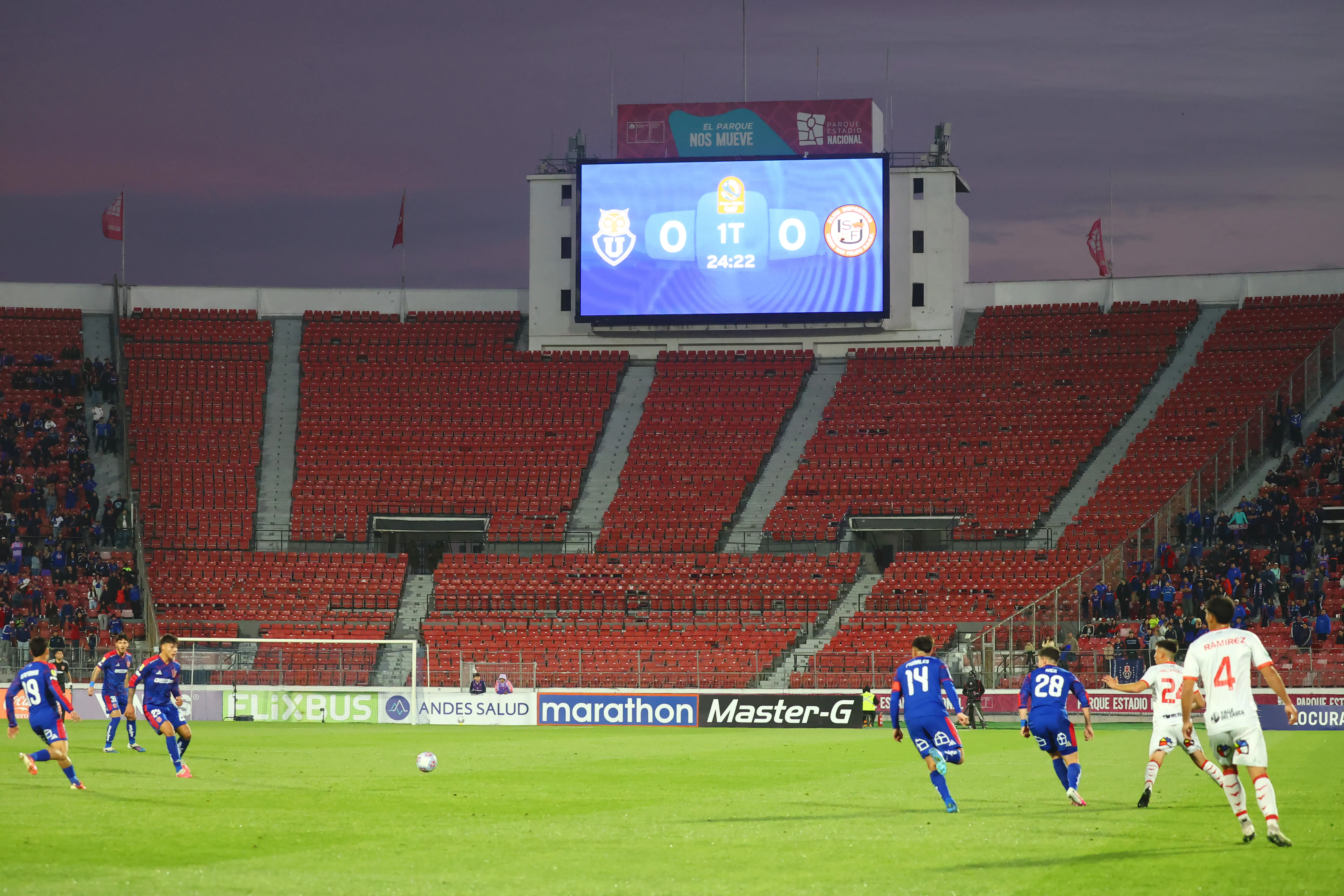 Los hinchas azules han dejado el codo sur del Estadio Nacional. Foto: Dragomir Yankovic/Photosport