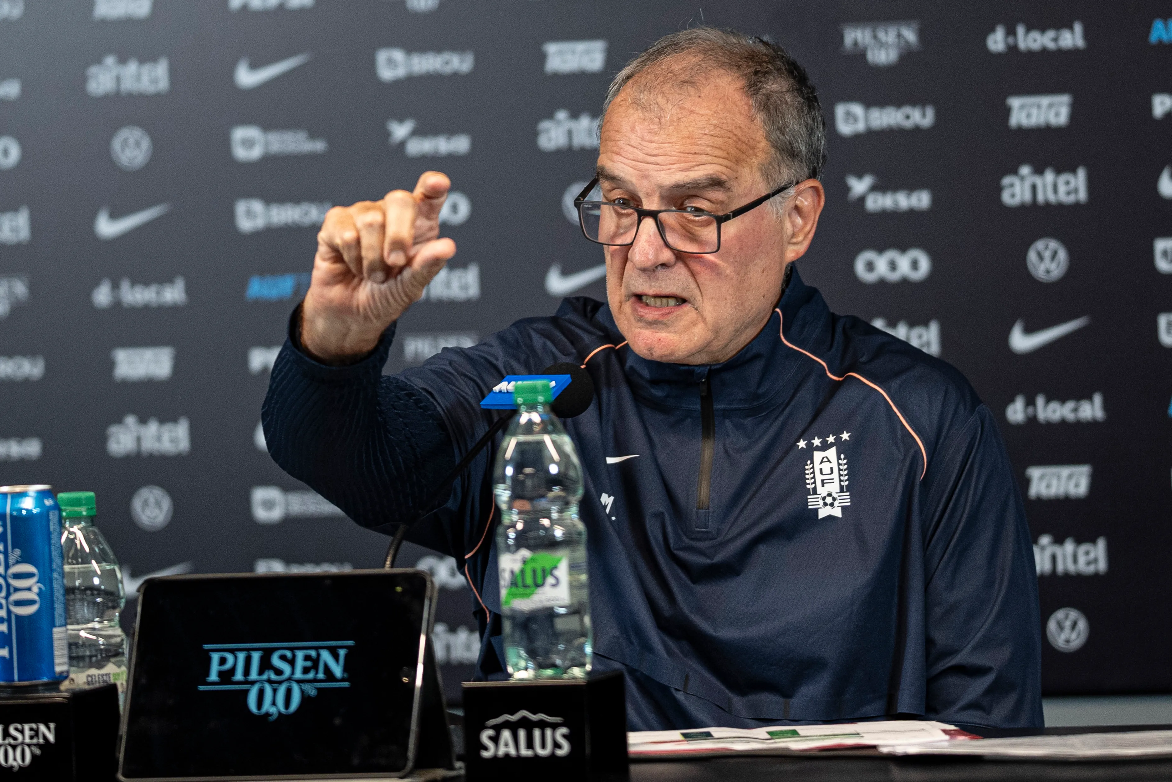 Marcelo Bielsa en la rueda de prensa donde oficializó su salida. (Ernesto Ryan/Getty Images).