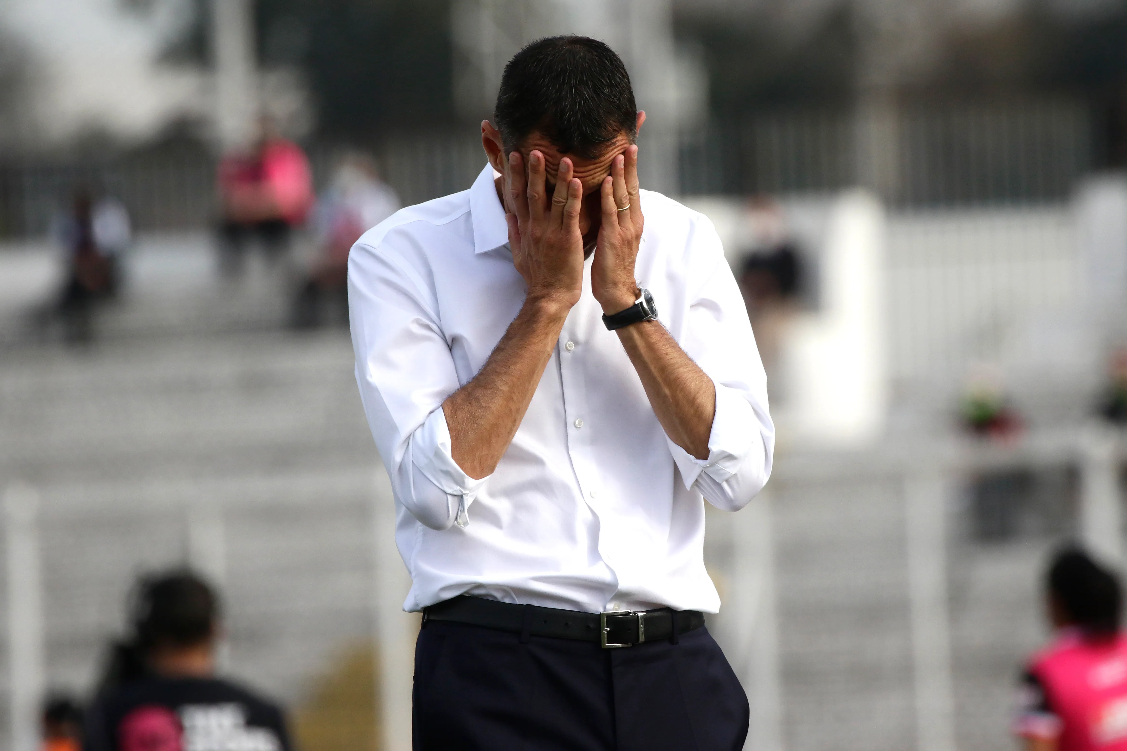 Gustavo Poyet y la expresión que mejor grafica su opinión a la postura del plantel de la Celeste. (Javier Salvo/Photosport).
