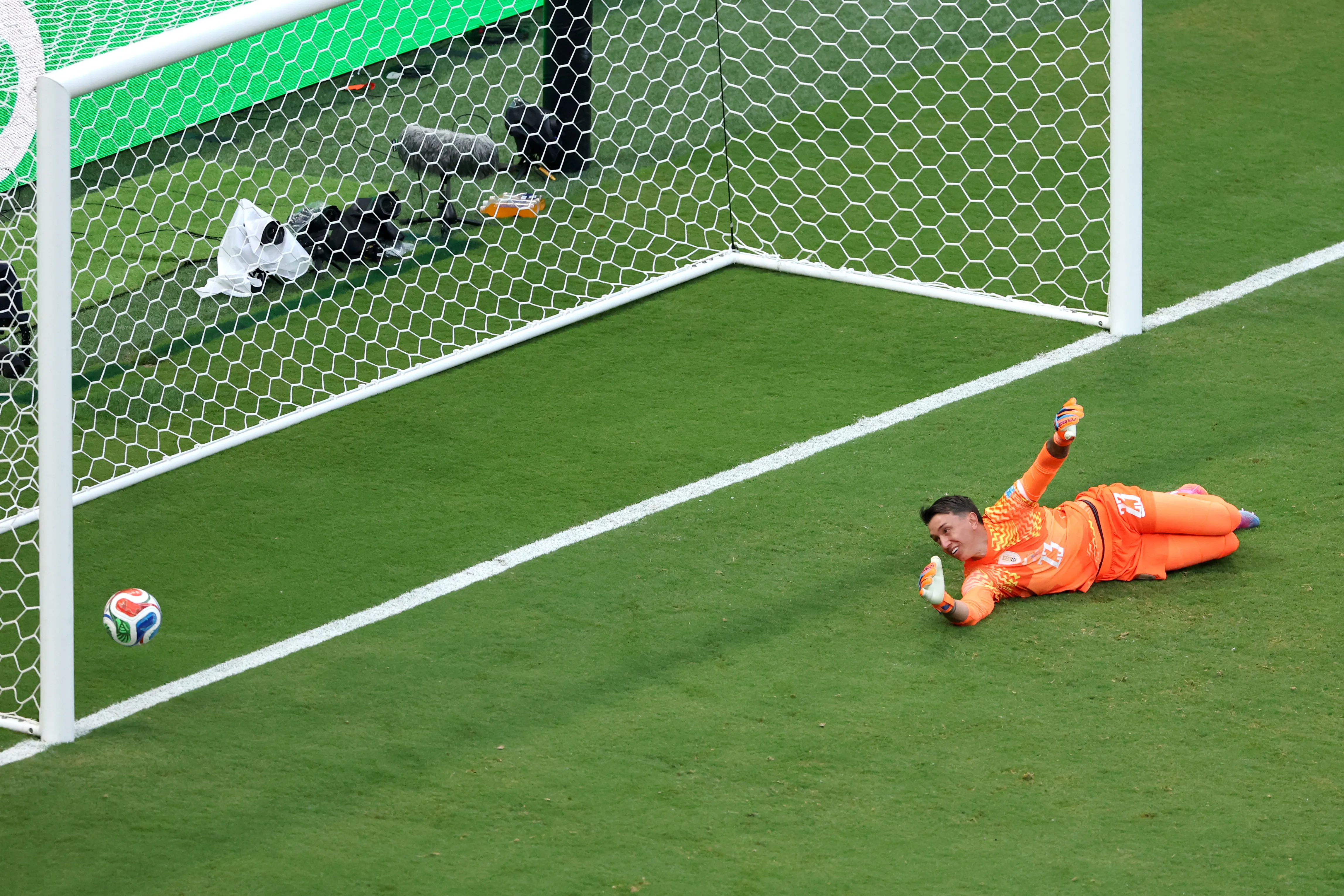 Luego del gol, Fernando Muslera dijo que la pelota le picó mal. (Luke Hales/Getty Images).