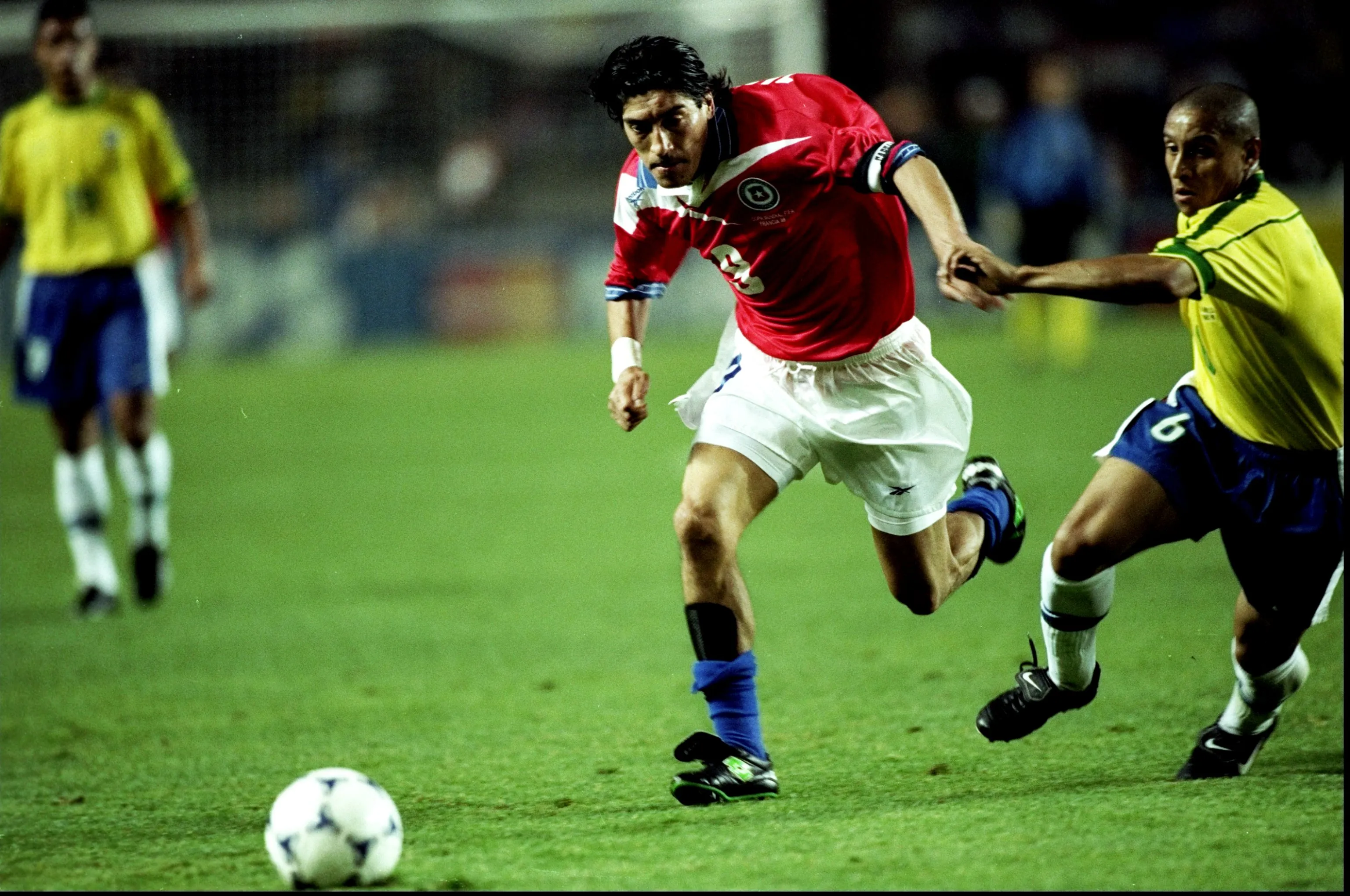 Iván Zamorano en acción vs Brasil en el Mundial de Francia 98. (Clive Brunskill /Allsport).