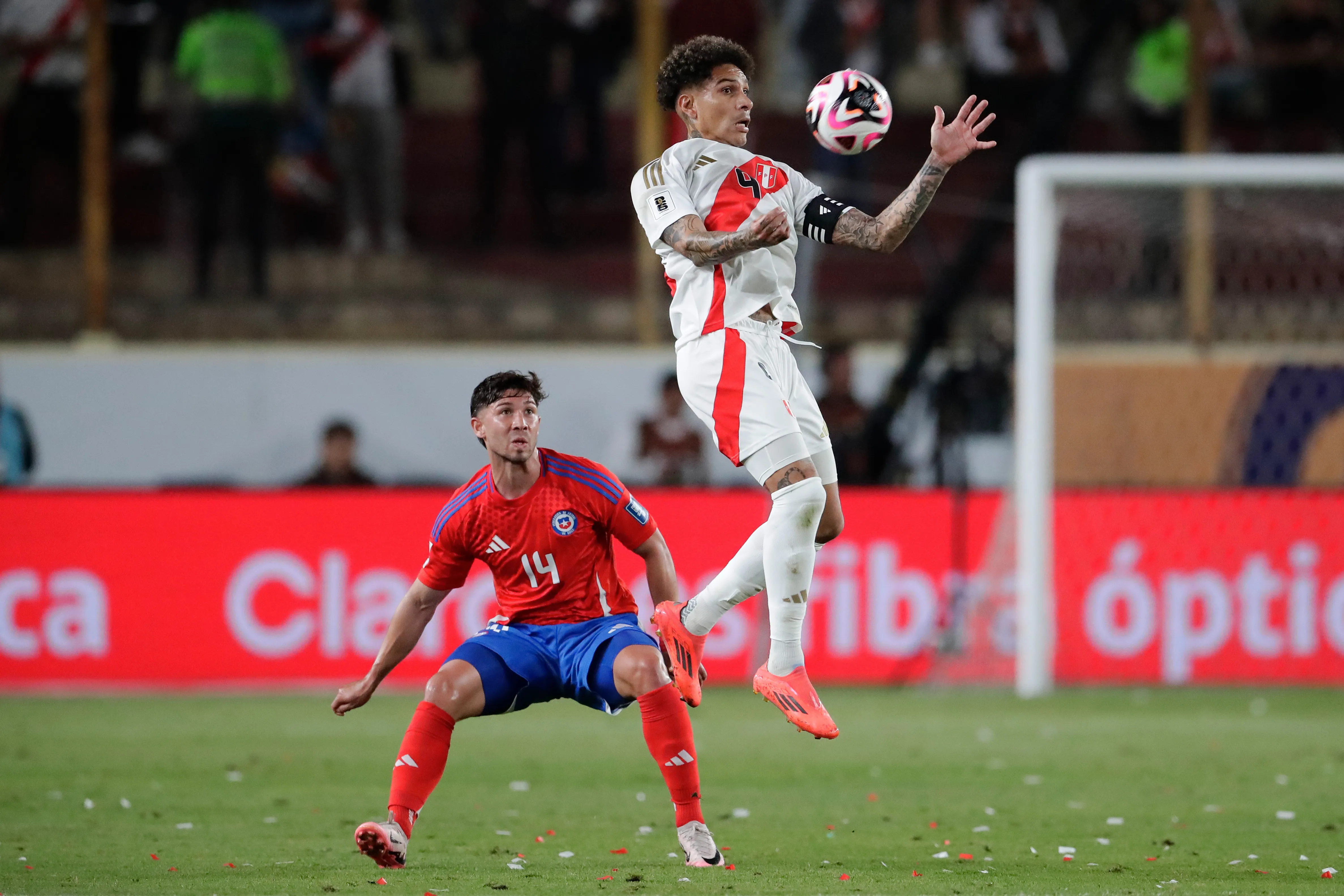 Paolo Guerrero en acción frente a Chile en las Eliminatorias 2026. (Daniel Apuy/Getty Images).