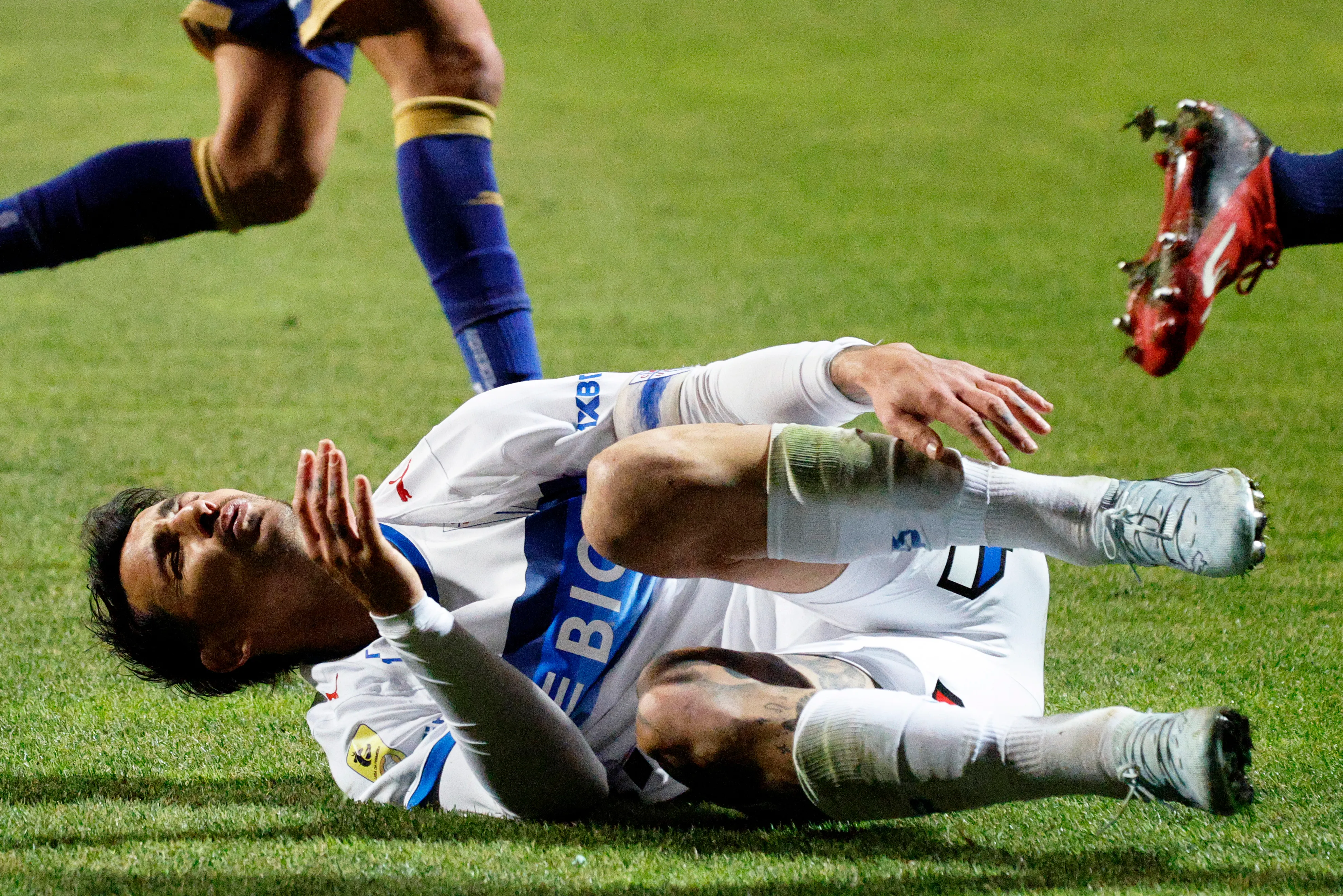 Sólo cuando duela realmente habrá atención médica, pero recién en caso de una tarjeta al rival, el lesionado quedará eximido de salir. (Martin Thomas/Photosport).