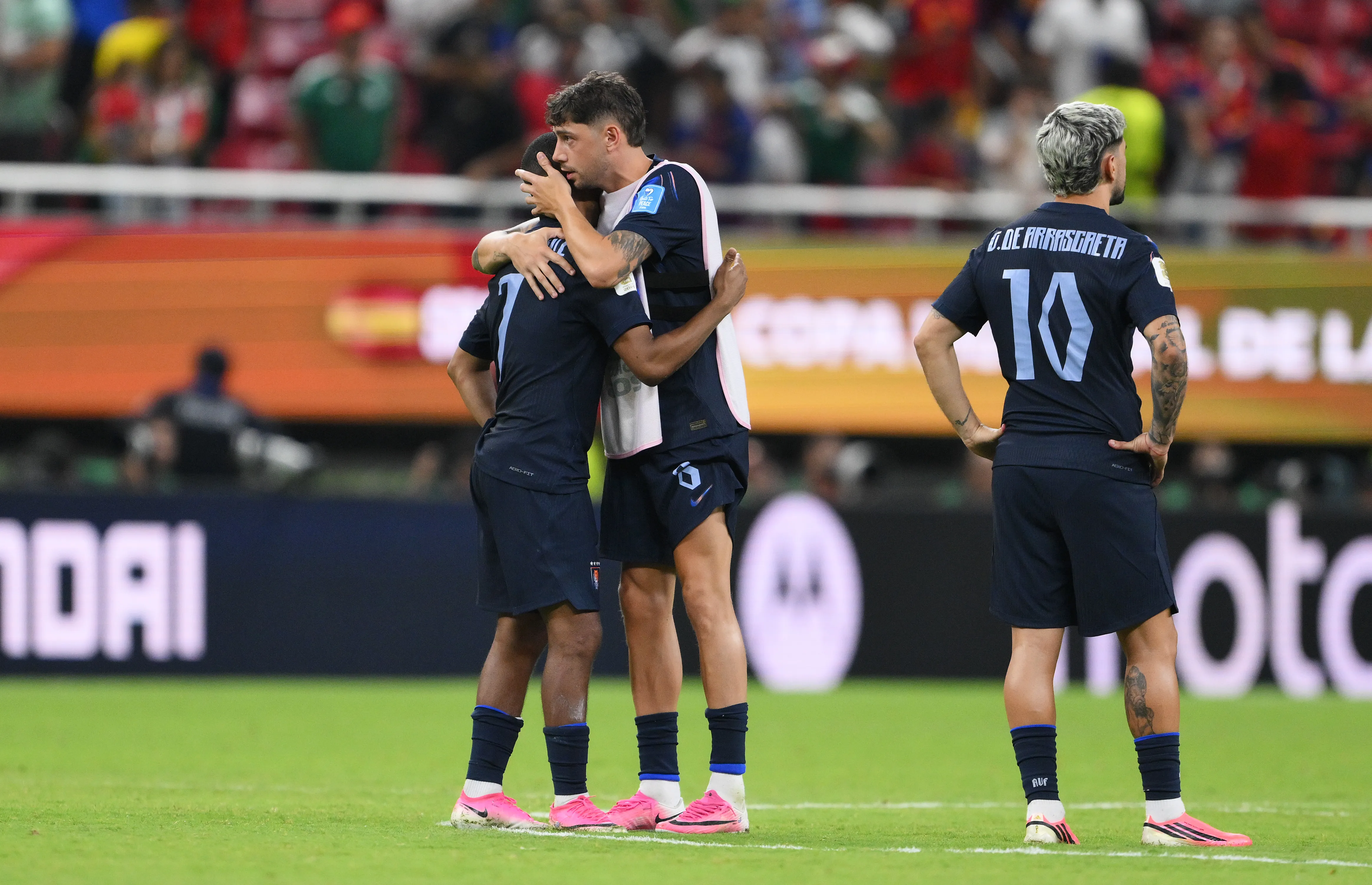 Federico Valverde intenta consolar a su compañero Nicolás de la Cruz. (David Ramos/Getty Images).
