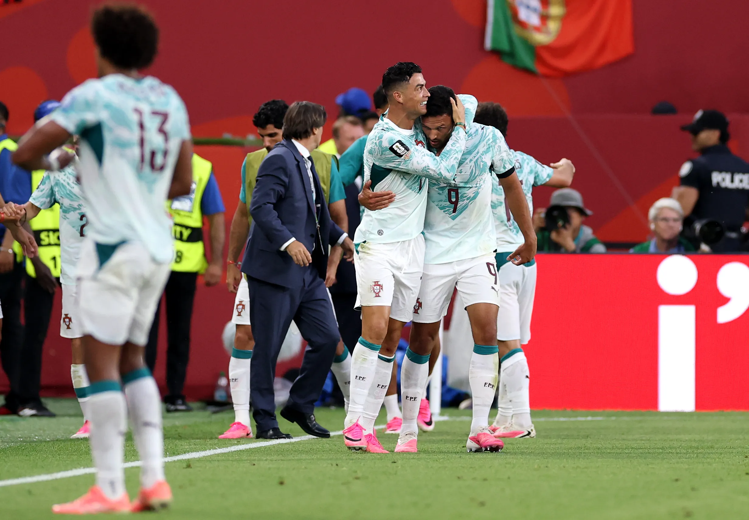 Cristiano Ronaldo festejó con Ramos su gol clave. (Photo by Justin Setterfield/Getty Images)