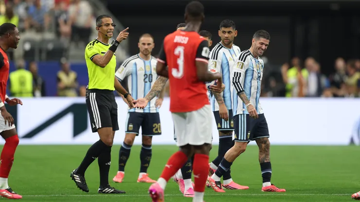 Justo con Argentina el arbitraje ha hecho varios favores en el Mundial.