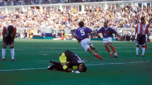 Laurent Blanc festeja y José Luis Chilavert se lamenta.