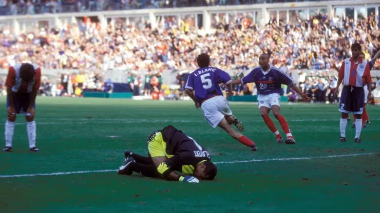 Laurent Blanc festeja y José Luis Chilavert se lamenta.